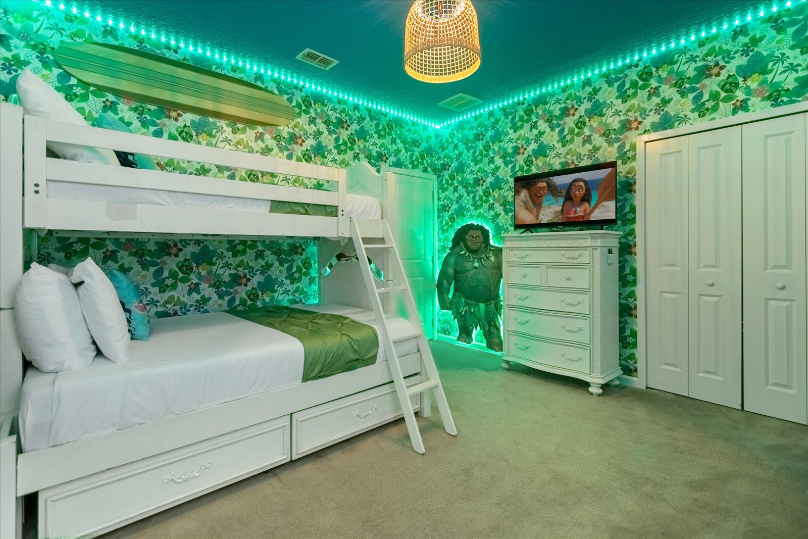 Explore The Jungle In This Playful Themed Room With Cozy Bunk Beds