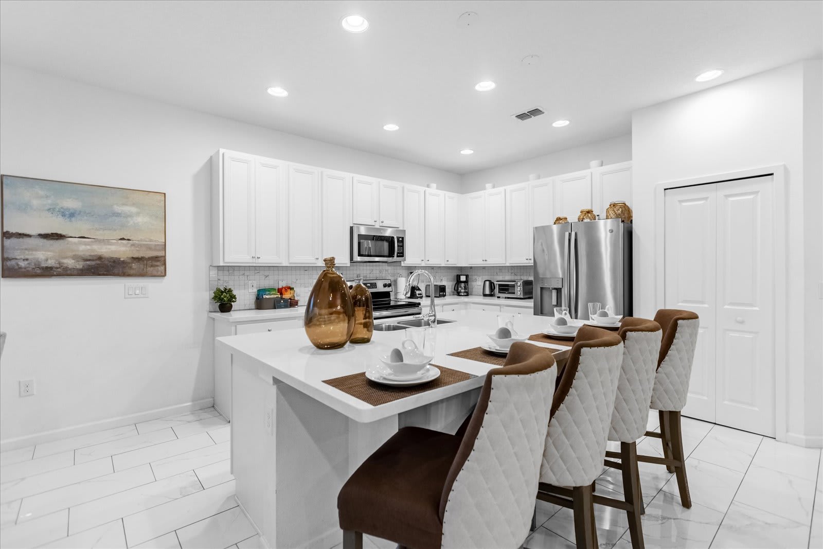 Cook And Entertain In This Fully Equipped Kitchen With A Spacious Island