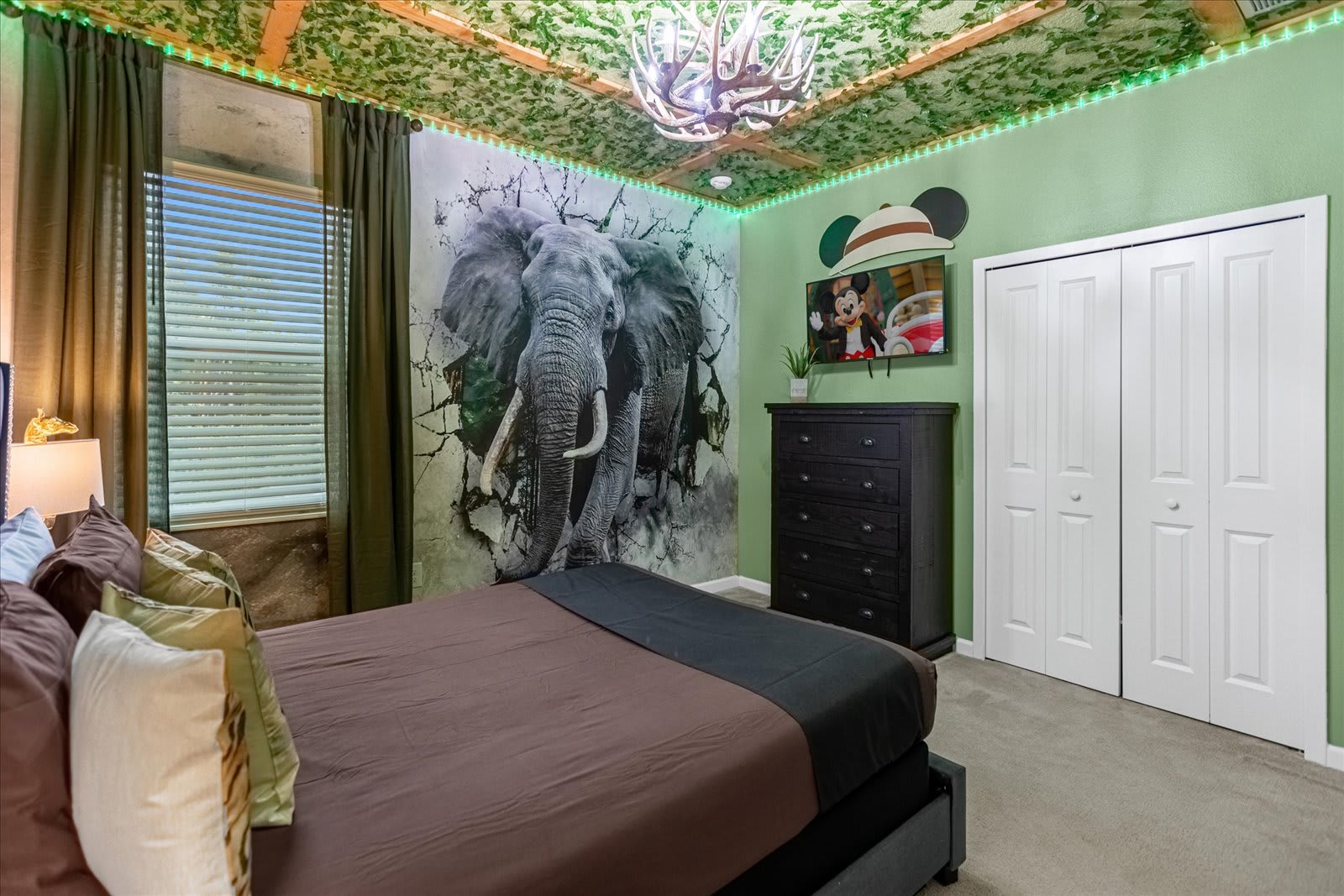Immerse Yourself In The Jungle Ambiance Of This Playfully Themed Bedroom