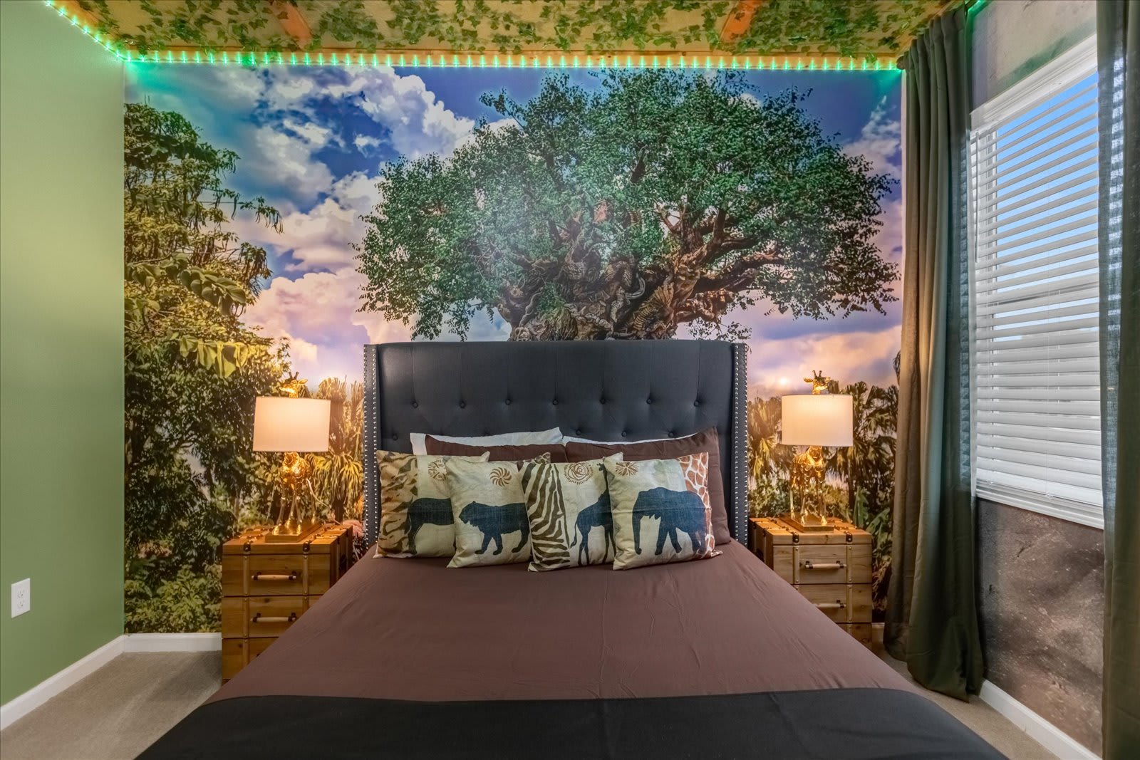 Explore The Wild In This Jungle-Themed Bedroom With Vibrant Green Decor