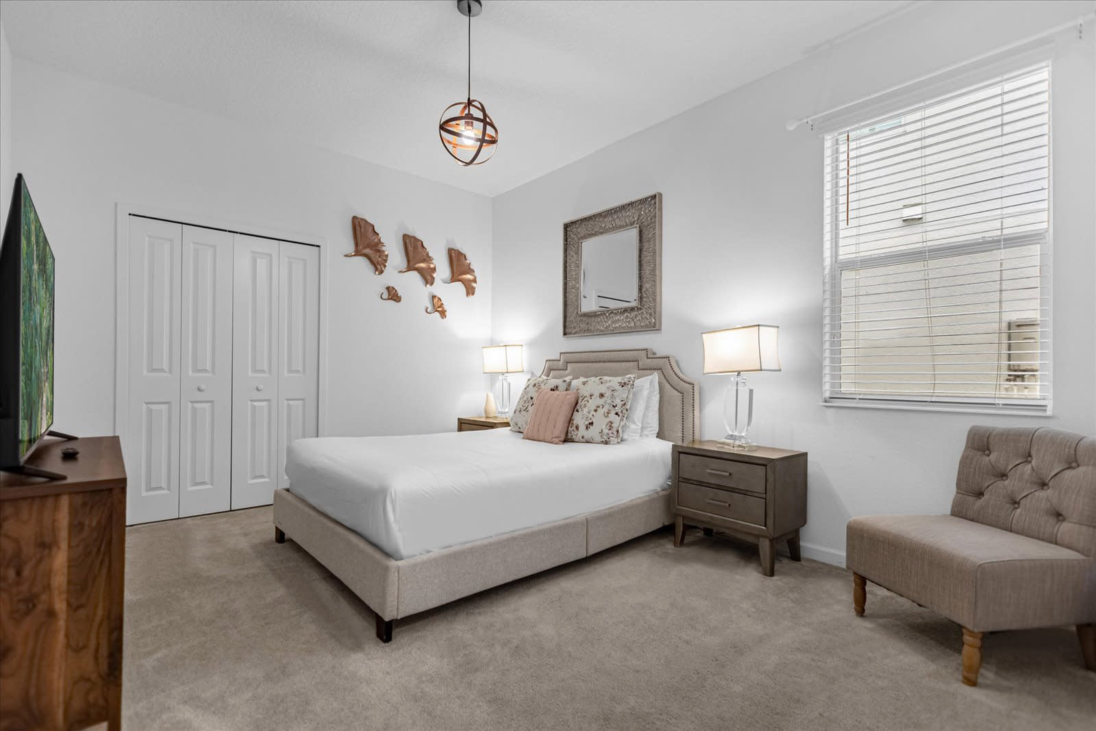 Bright And Inviting Queen Room Perfect For A Relaxing Stay