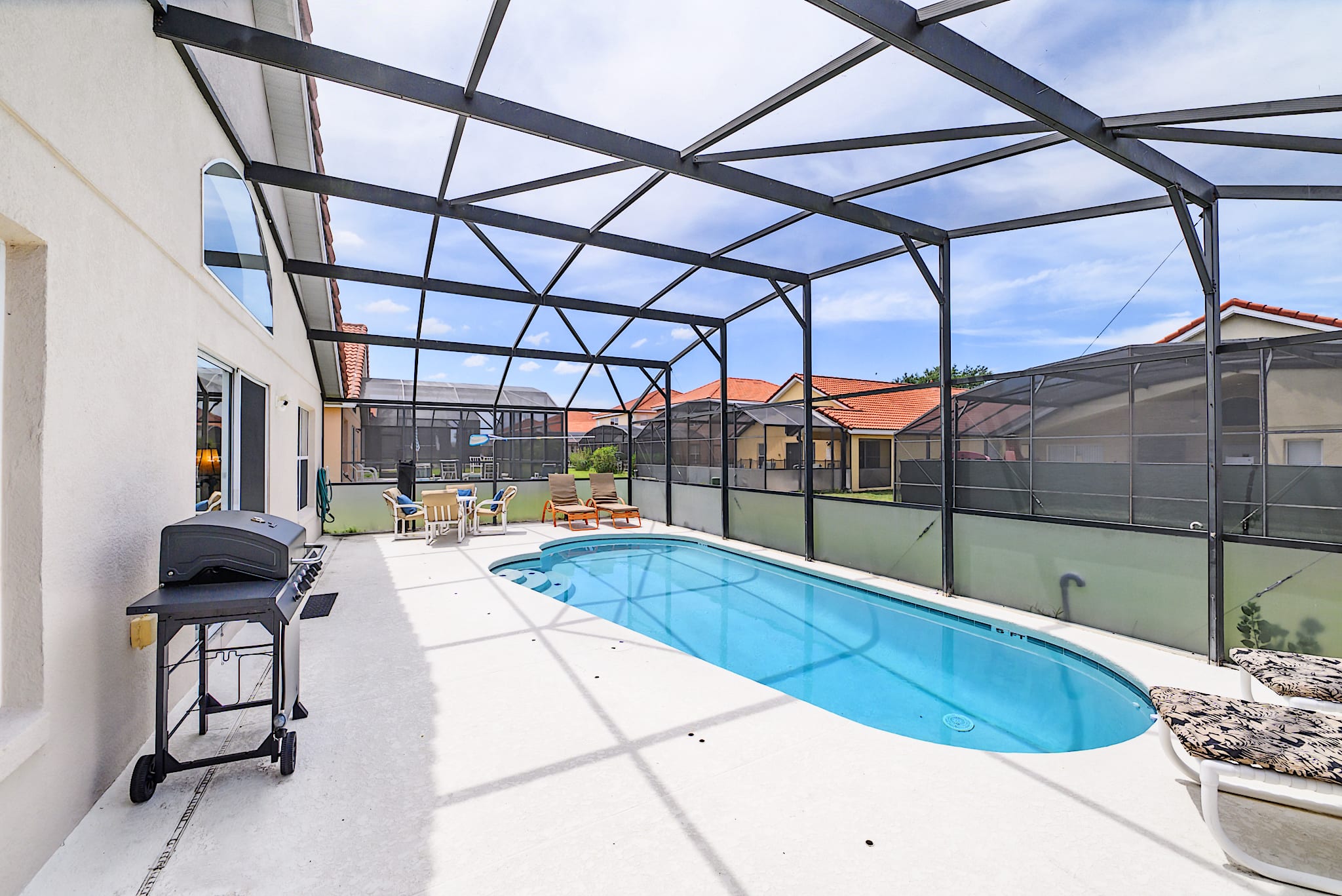 Private Swimming Pool and Furnished Sundeck Patio