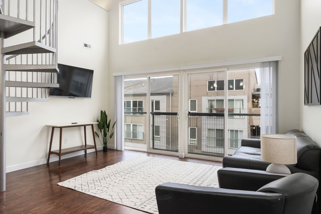 Stylish Townhome With Pool And Gym - Inviting Spacious Retreat - Columbus, OH