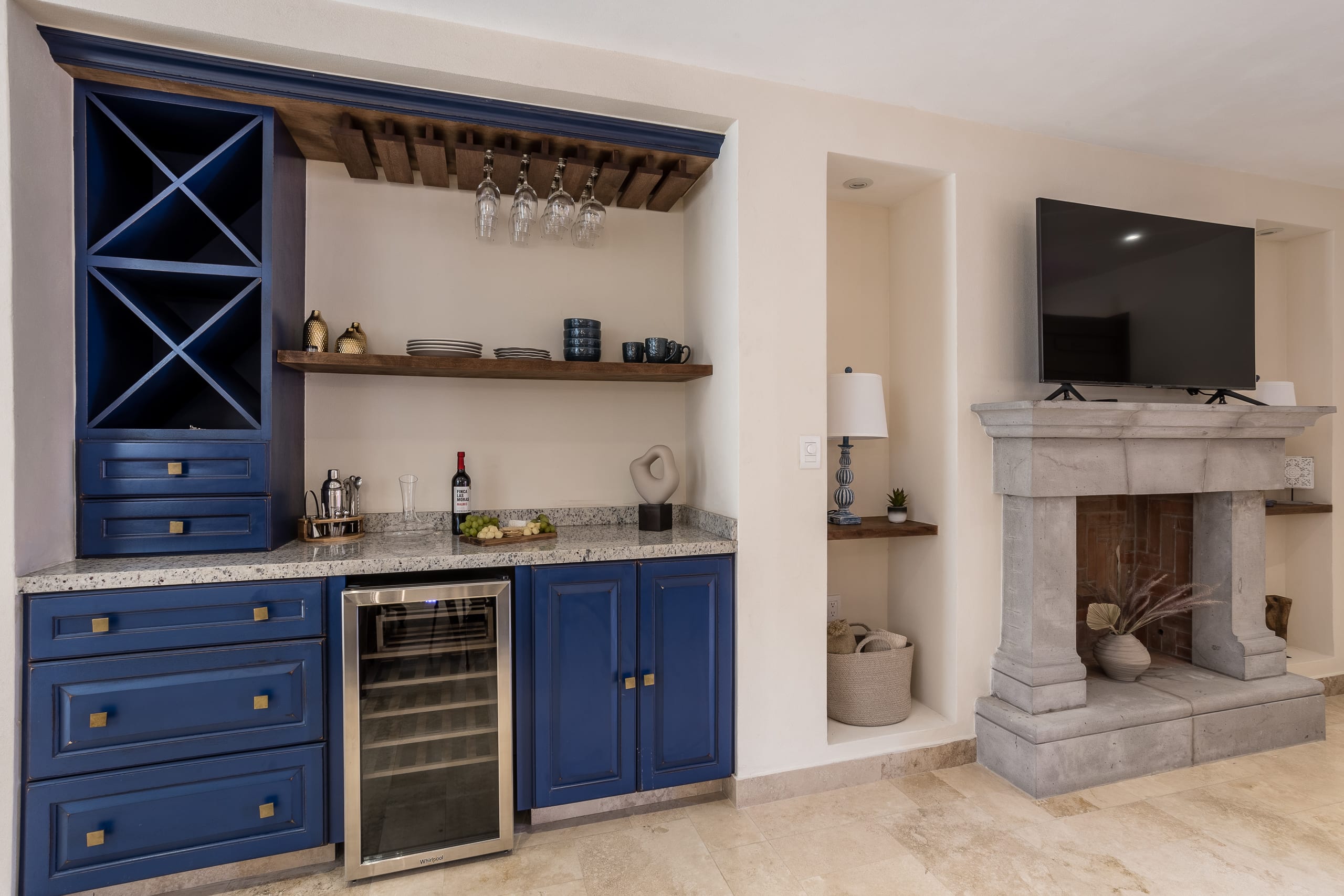 2BR Stylish Apartment with Rooftop Jacuzzi AC/Heat