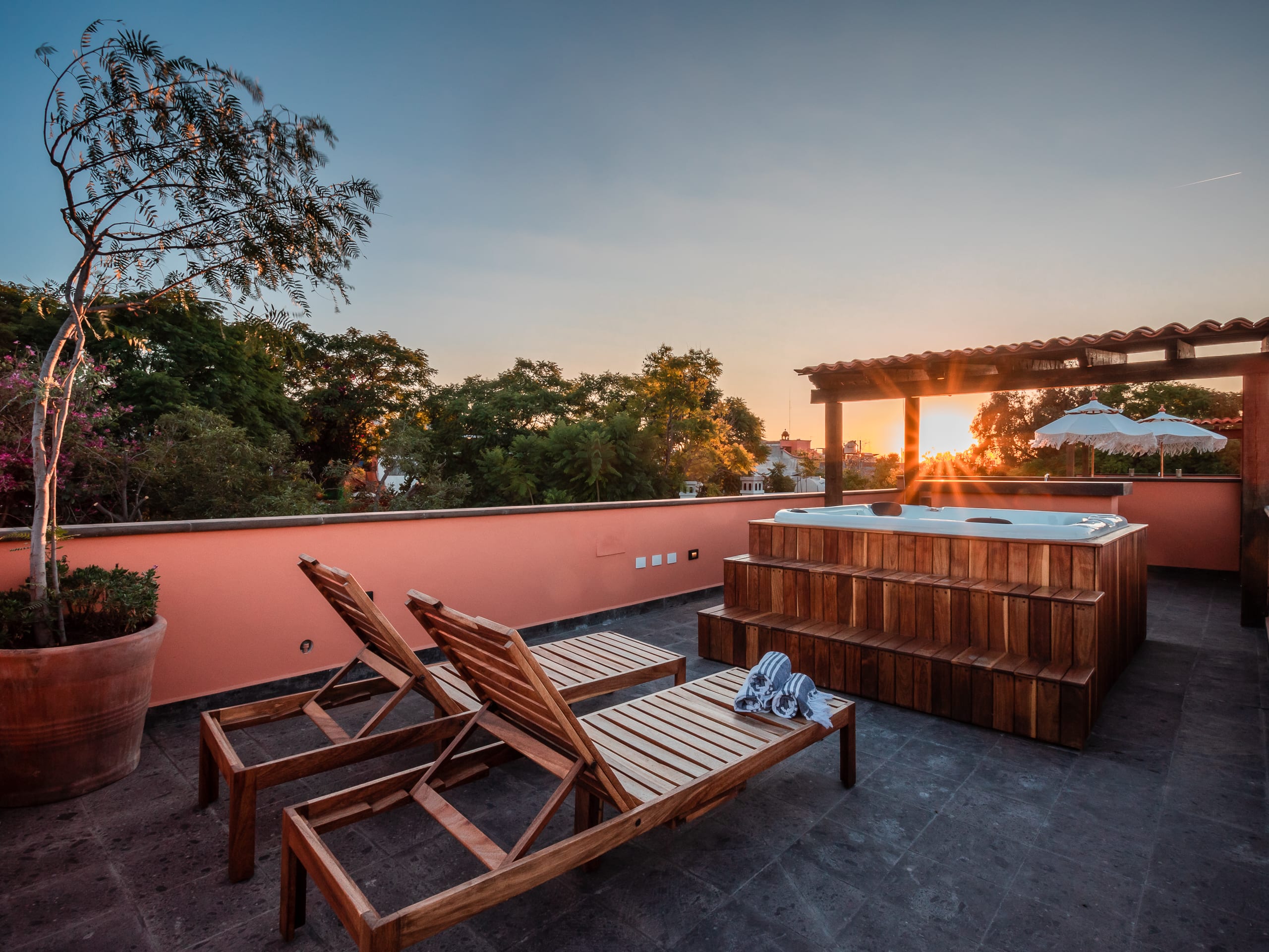 2BR Stylish Apartment with Rooftop Jacuzzi AC/Heat