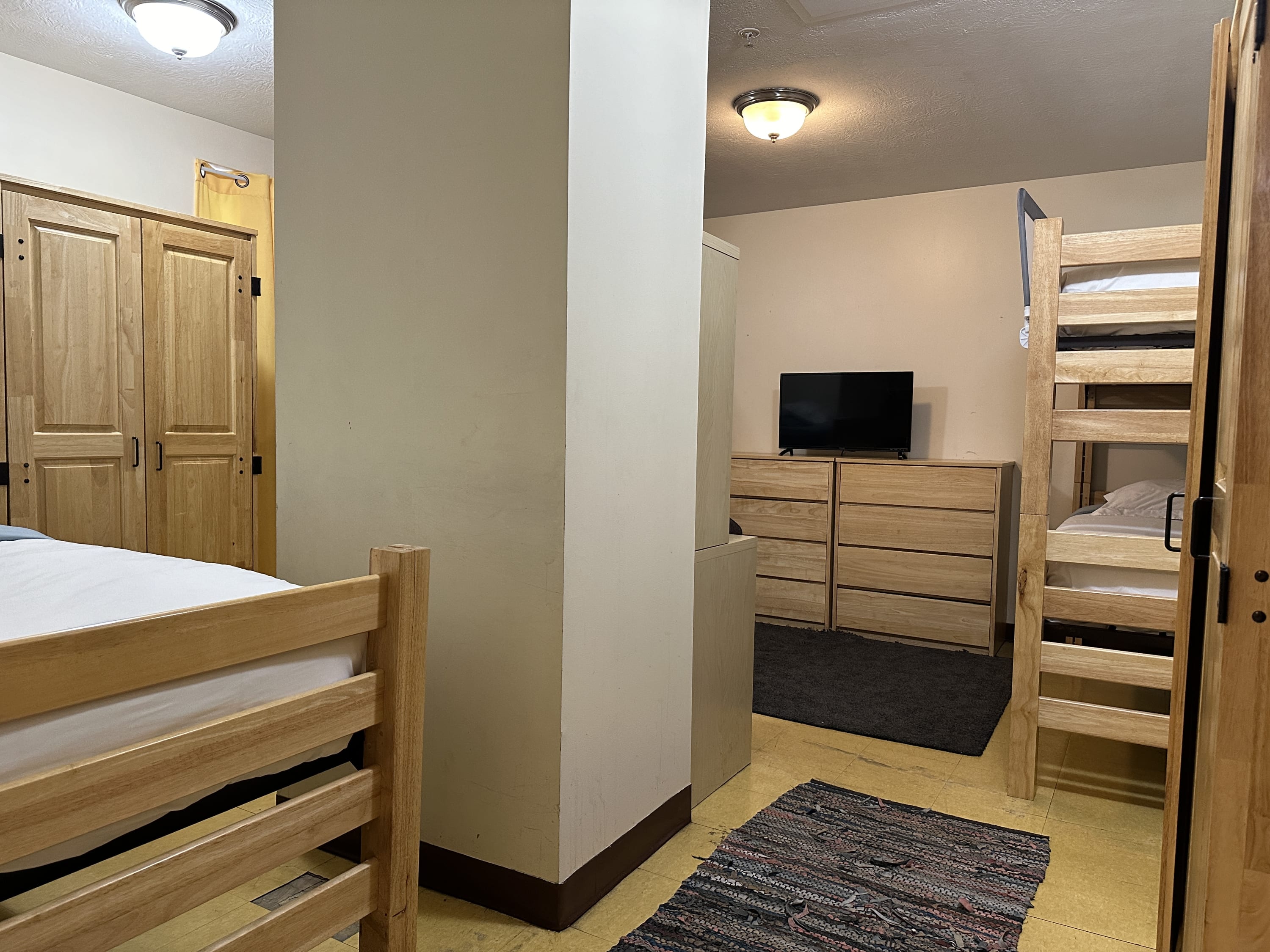 5 Beds | Downtown Apt | Very Quick Walk Everywhere 5