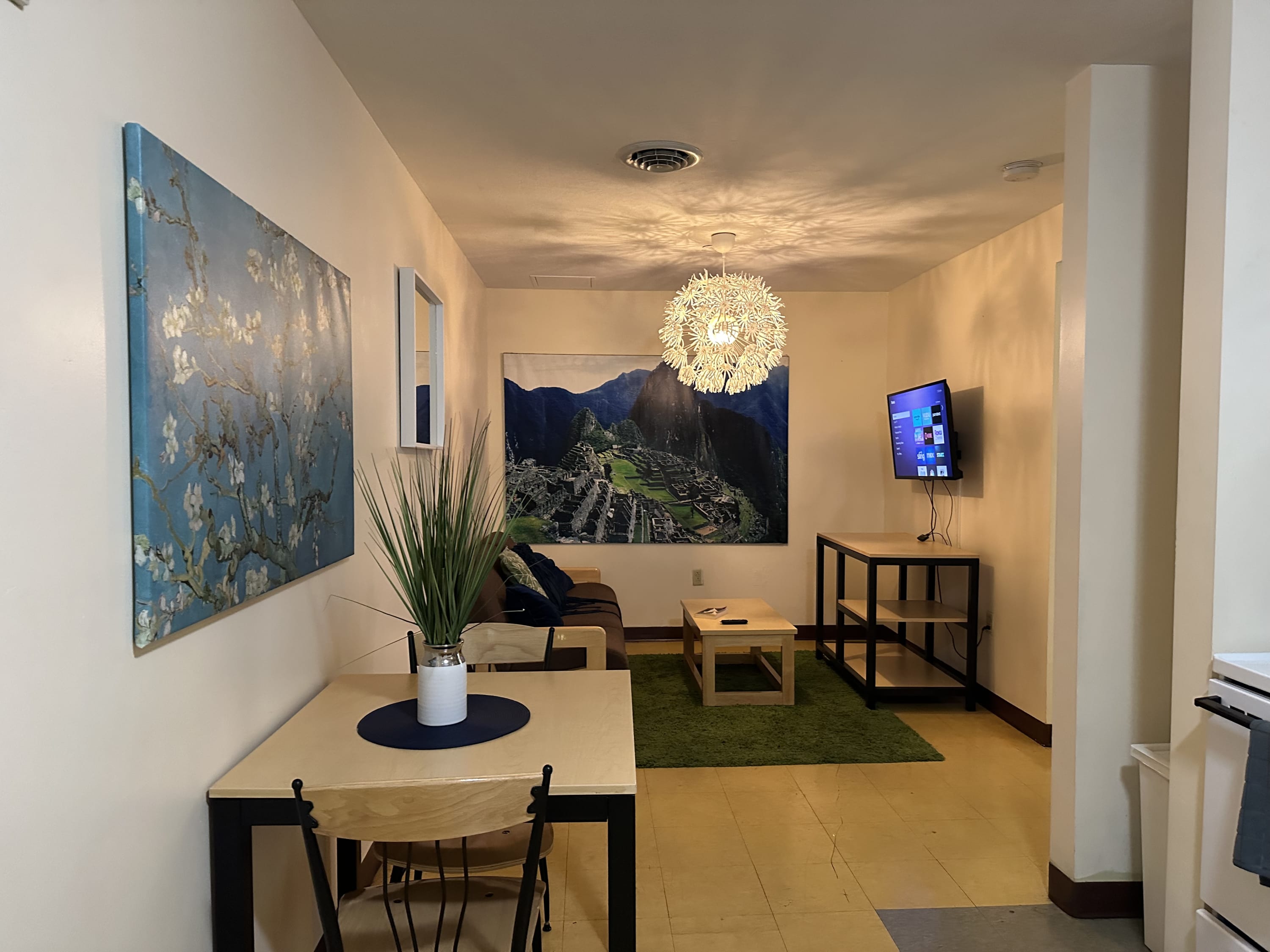2 Bedroom/2 Bath Downtown | Sleeps Six | Walkable