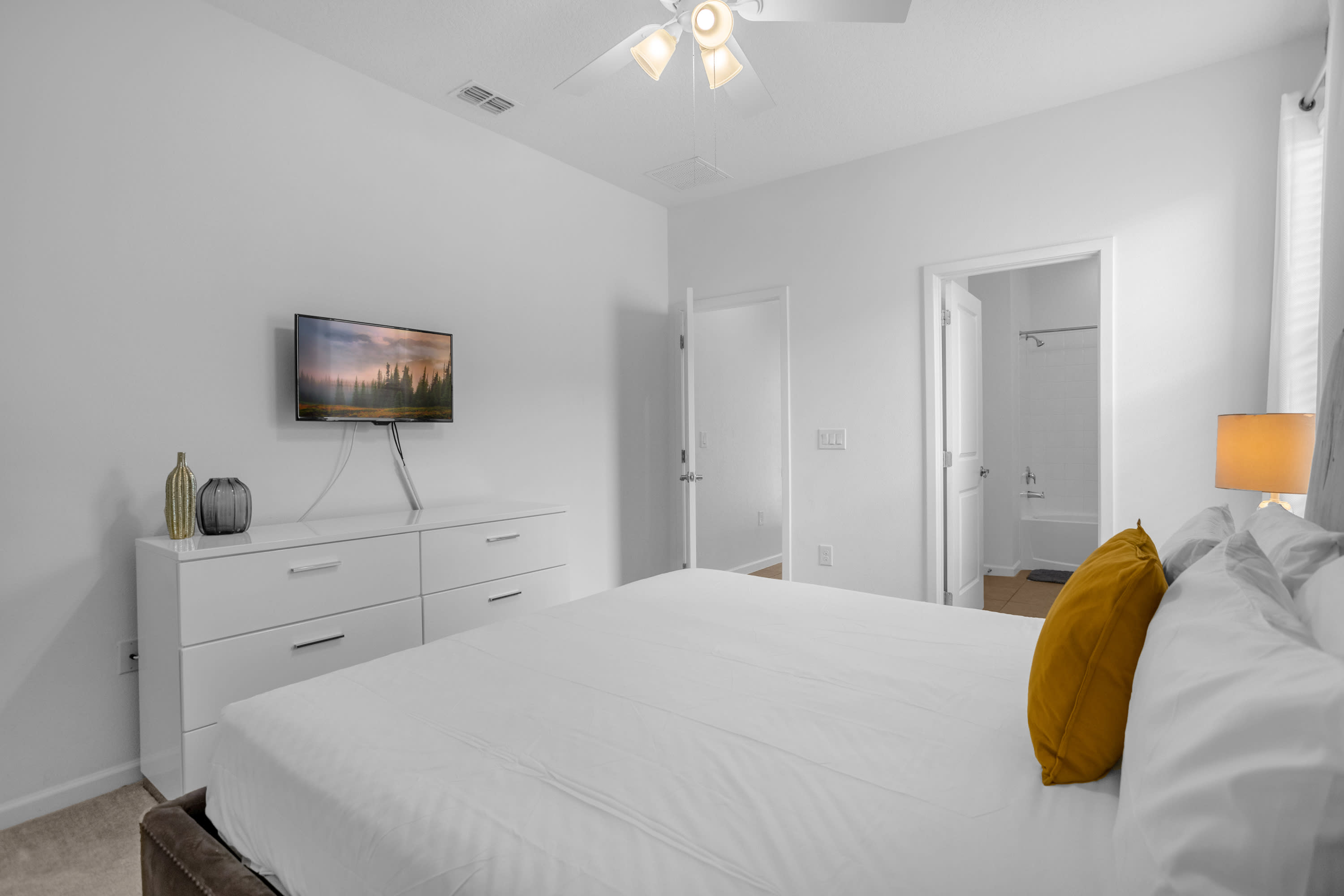 Fresh Linens, Comfy Mattressess and Fluffy Pillows in Every Guestroom