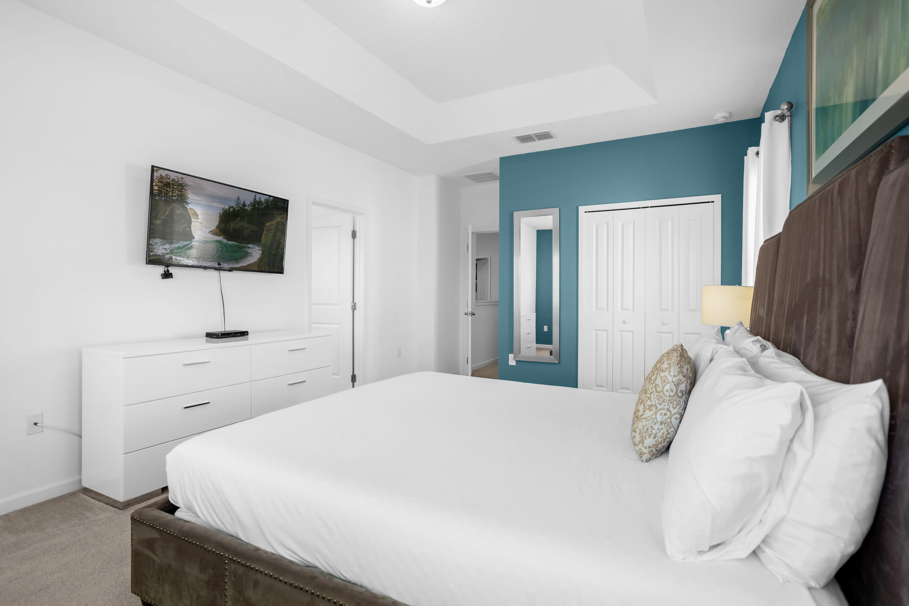 Luxurious King Room With Integrated Smart TV