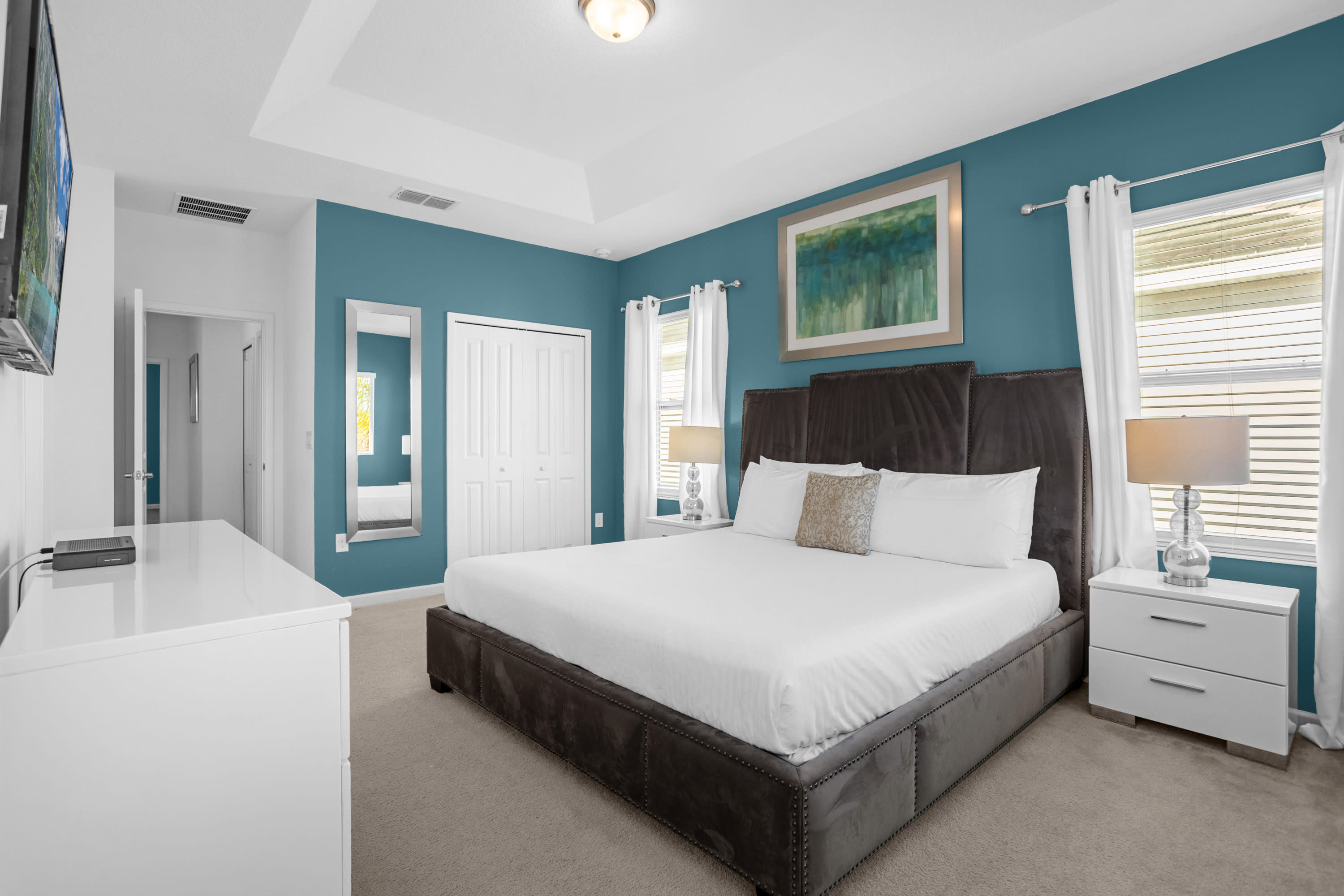 King Bedroom With Smart TV And Relaxing Ambiance