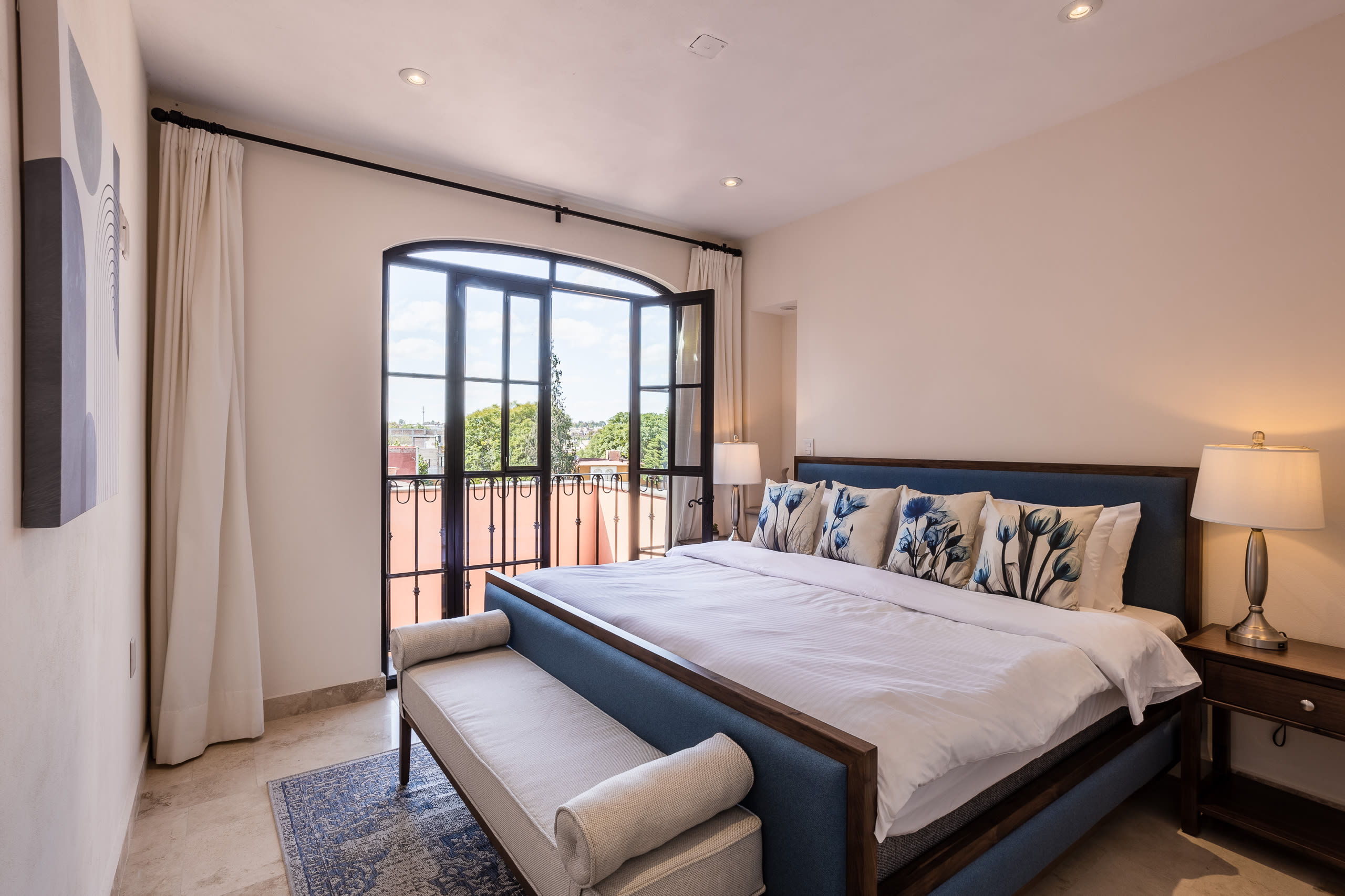 2BR Modern Apartment 3rd Floor w/ Jacuzzi AC/Heat