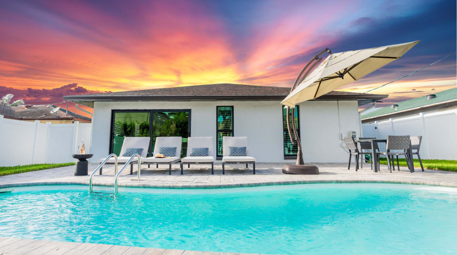 538 Chic Tiki Cottage · Saltwater Pool· Walk2Beach — Naples, FL — vacation rental