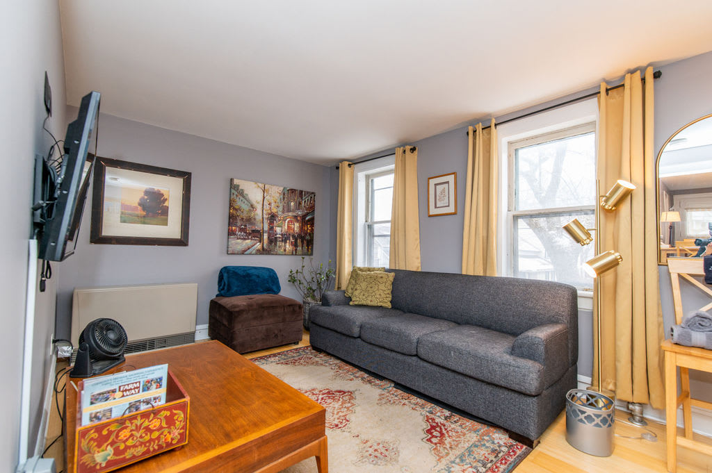 Charming Apartment With Cozy Vibes - Quaint Retreat In The Heart Of Burlington - Burlington, VT