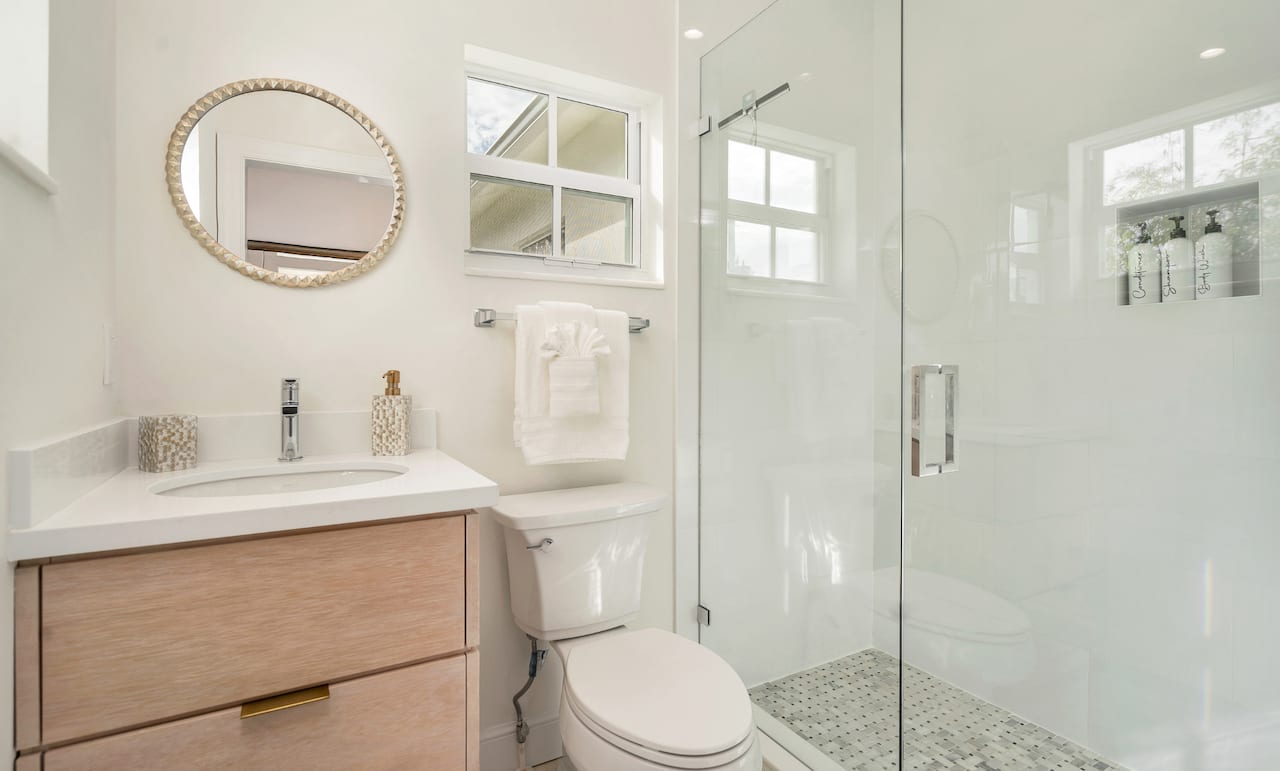 King Suite (main floor) - Walk-in Closet, Smart TV & Private Bathroom w/ Modern Glass Shower