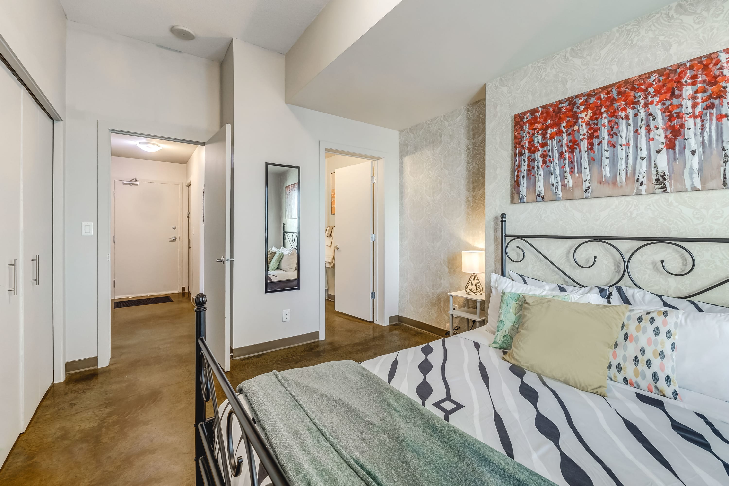 Queen bedroom with en-suite bathroom