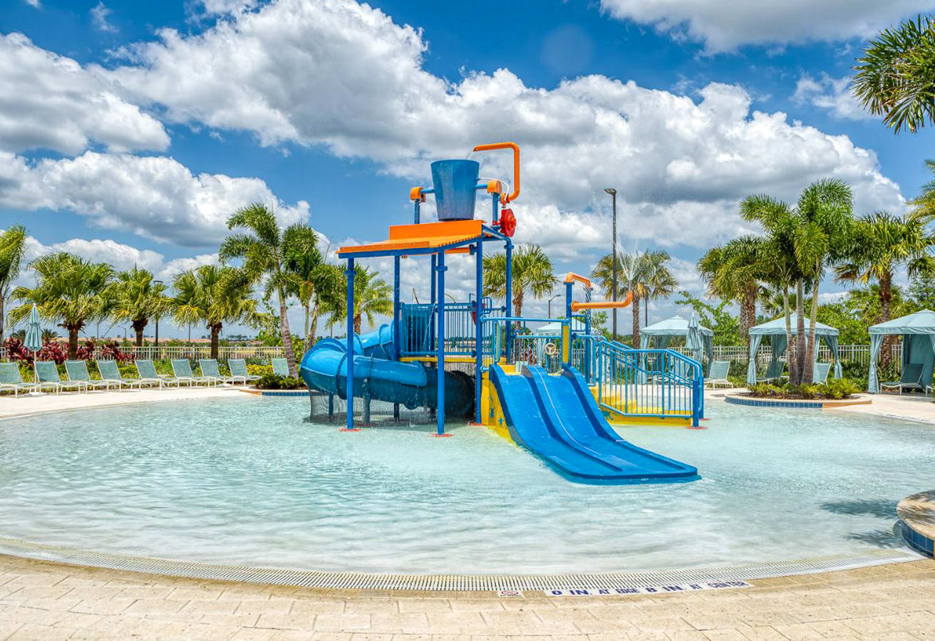 The Solara Resort clubhouse has two different pools areas, the main pool area with zero entry all the way around and the kids play area features water slides and splash bucket which they will love. For the adults, there are ample sun loungers and cabanas.