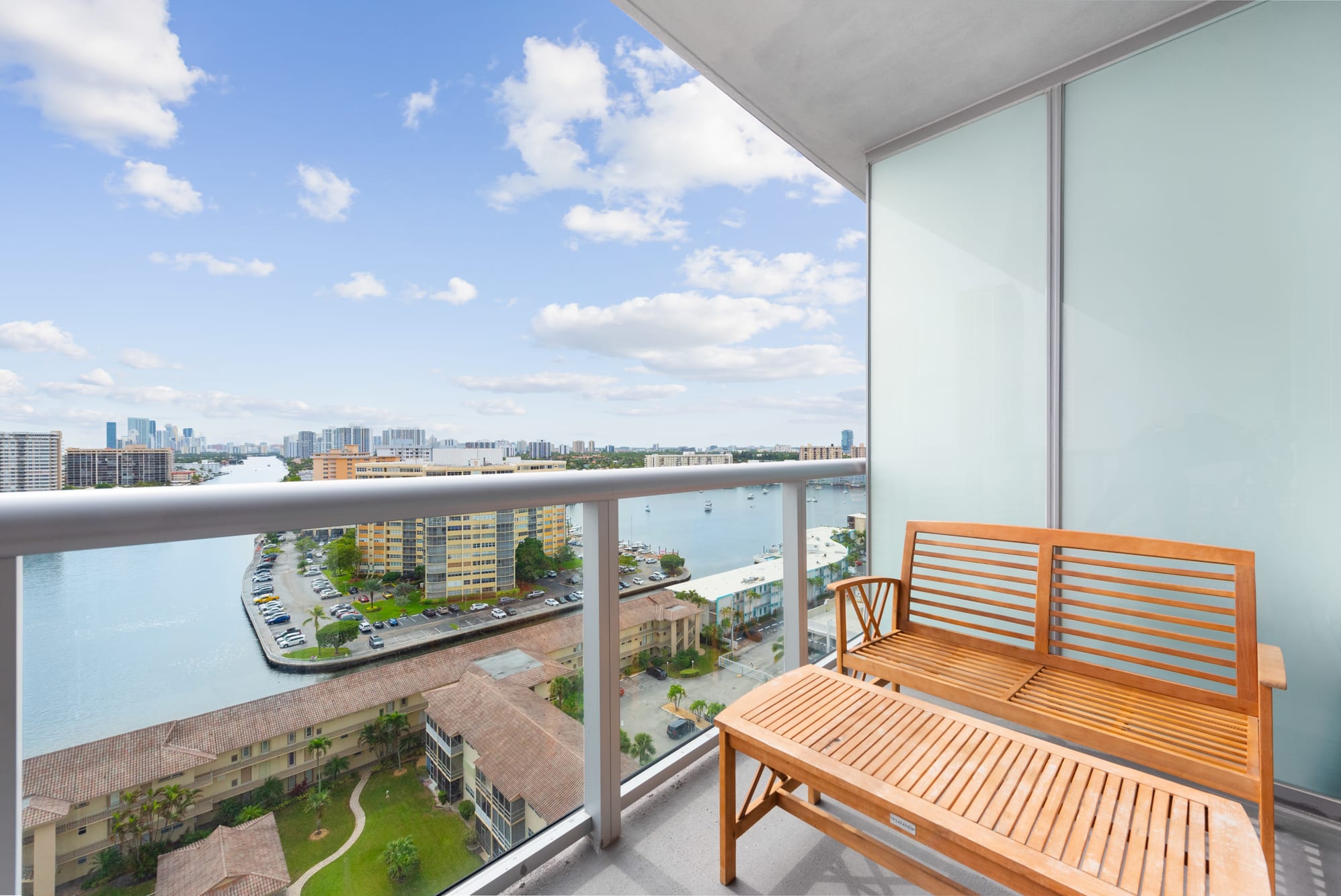 Captivating Balcony Views -Walk to the Beach