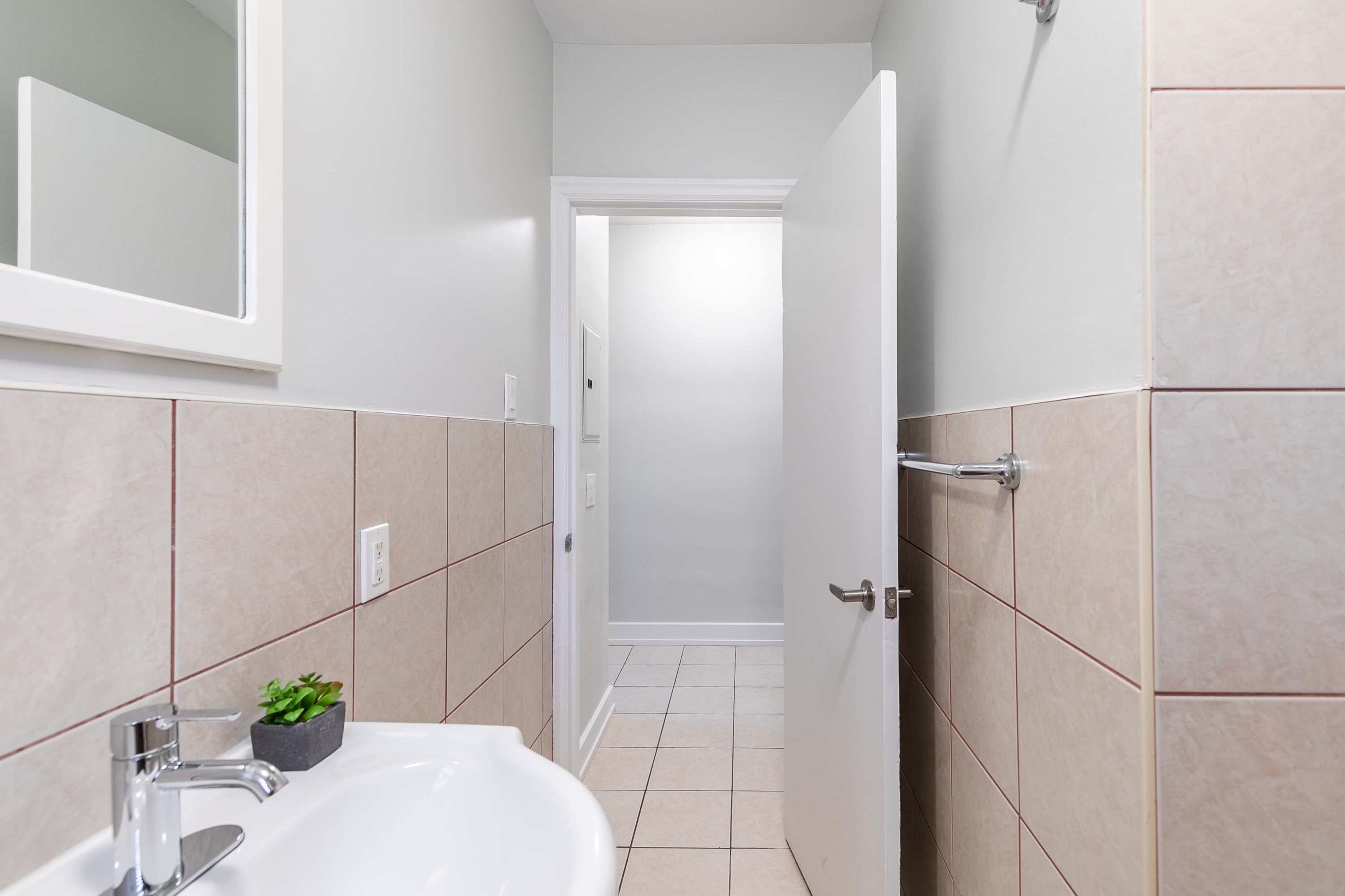 Modern Apartment in Corktown Hamilton Sleeps 4 | Photo 13