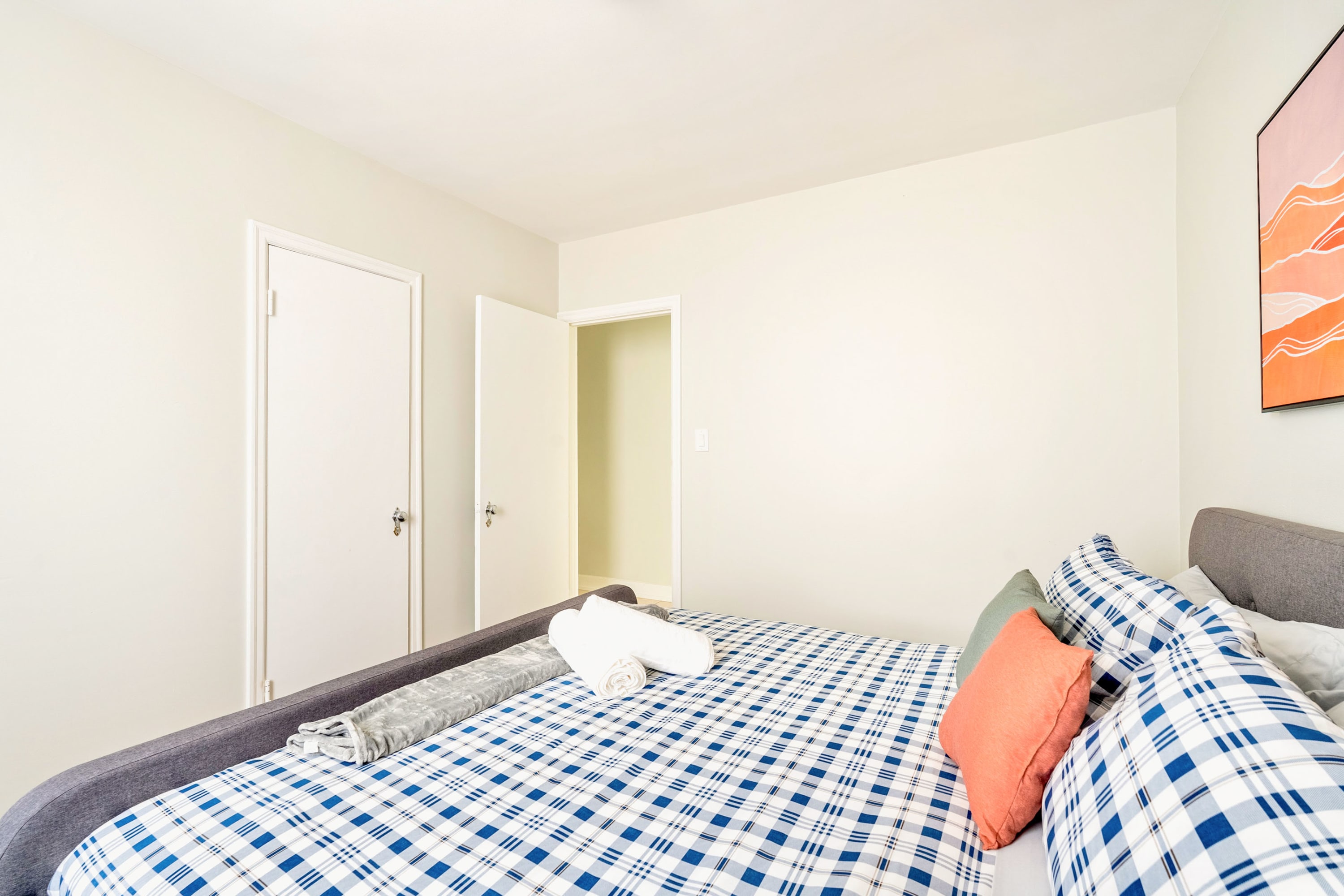 Modern Apartment in Corktown Hamilton Sleeps 4 | Photo 14