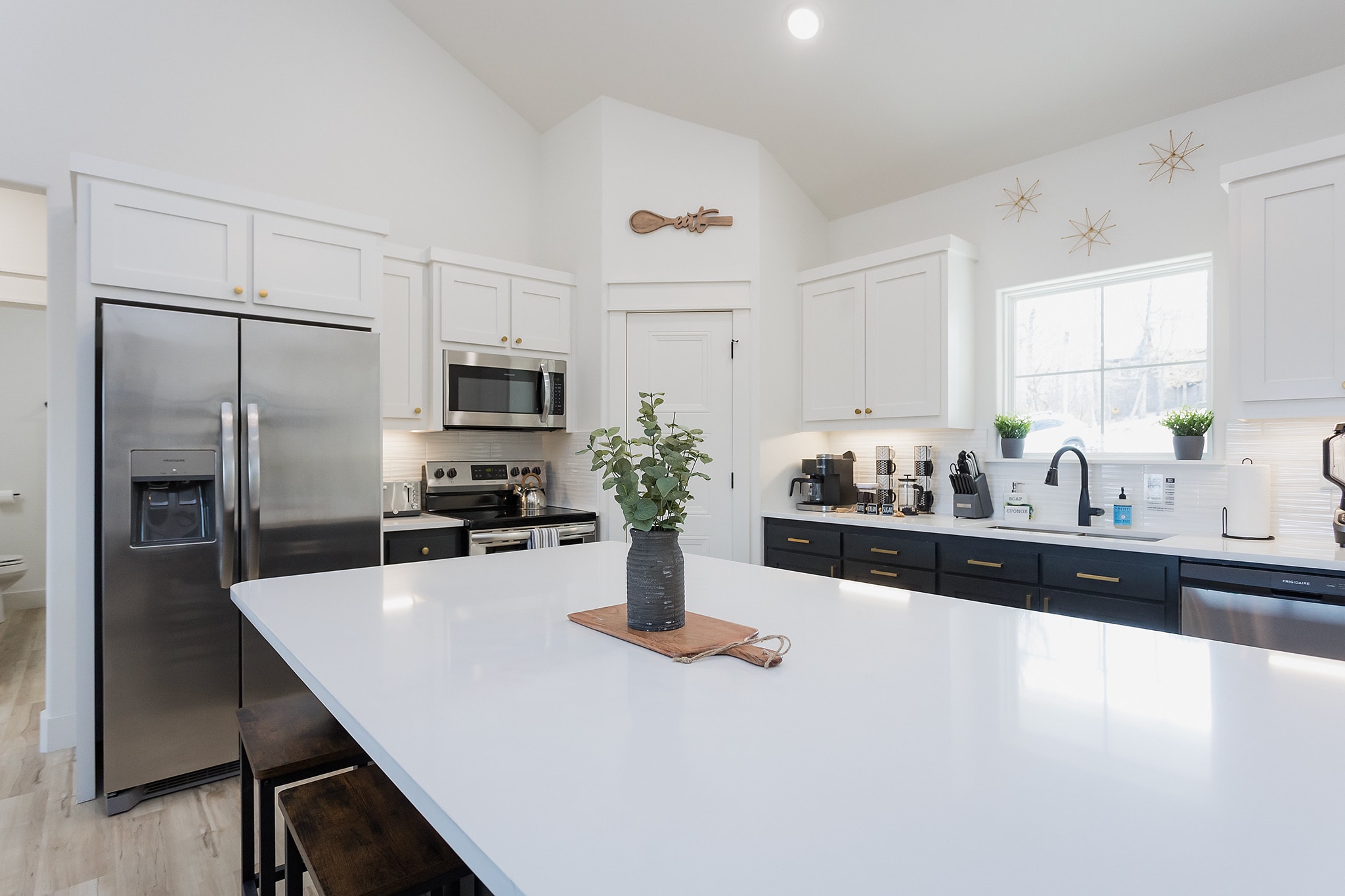 Fully equipped kitchen.