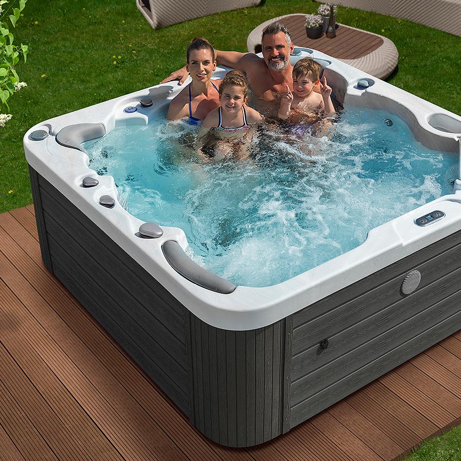 Hot Tub and SHEETS/TOWELS included! - Picture 17