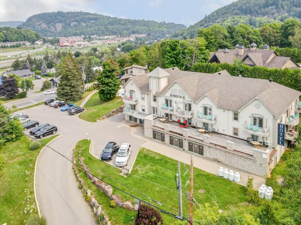 Ski Retreat, Steps to Slopes, Balcony, Fireplace 6