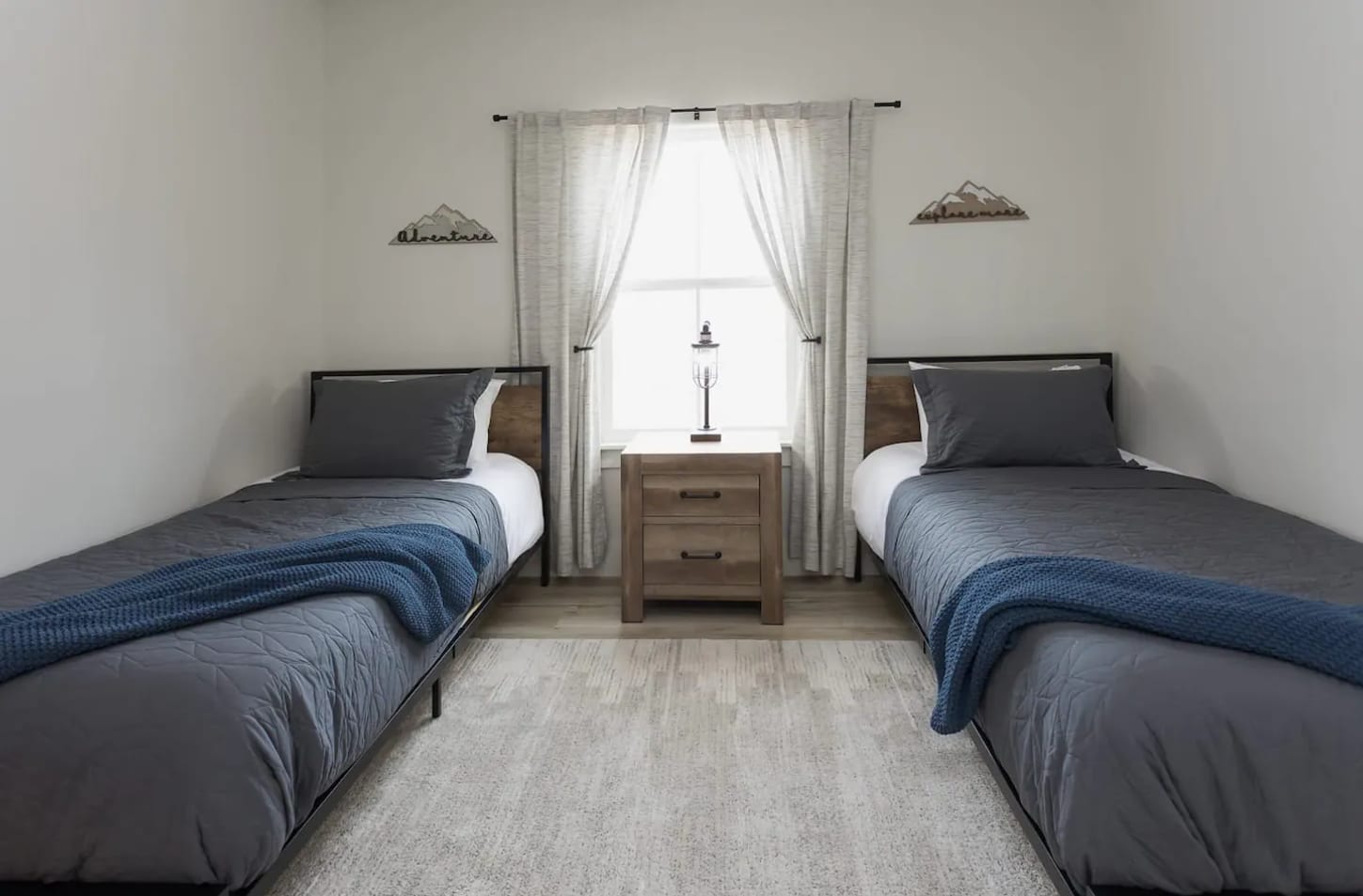 2nd bedroom with two twin mattresses