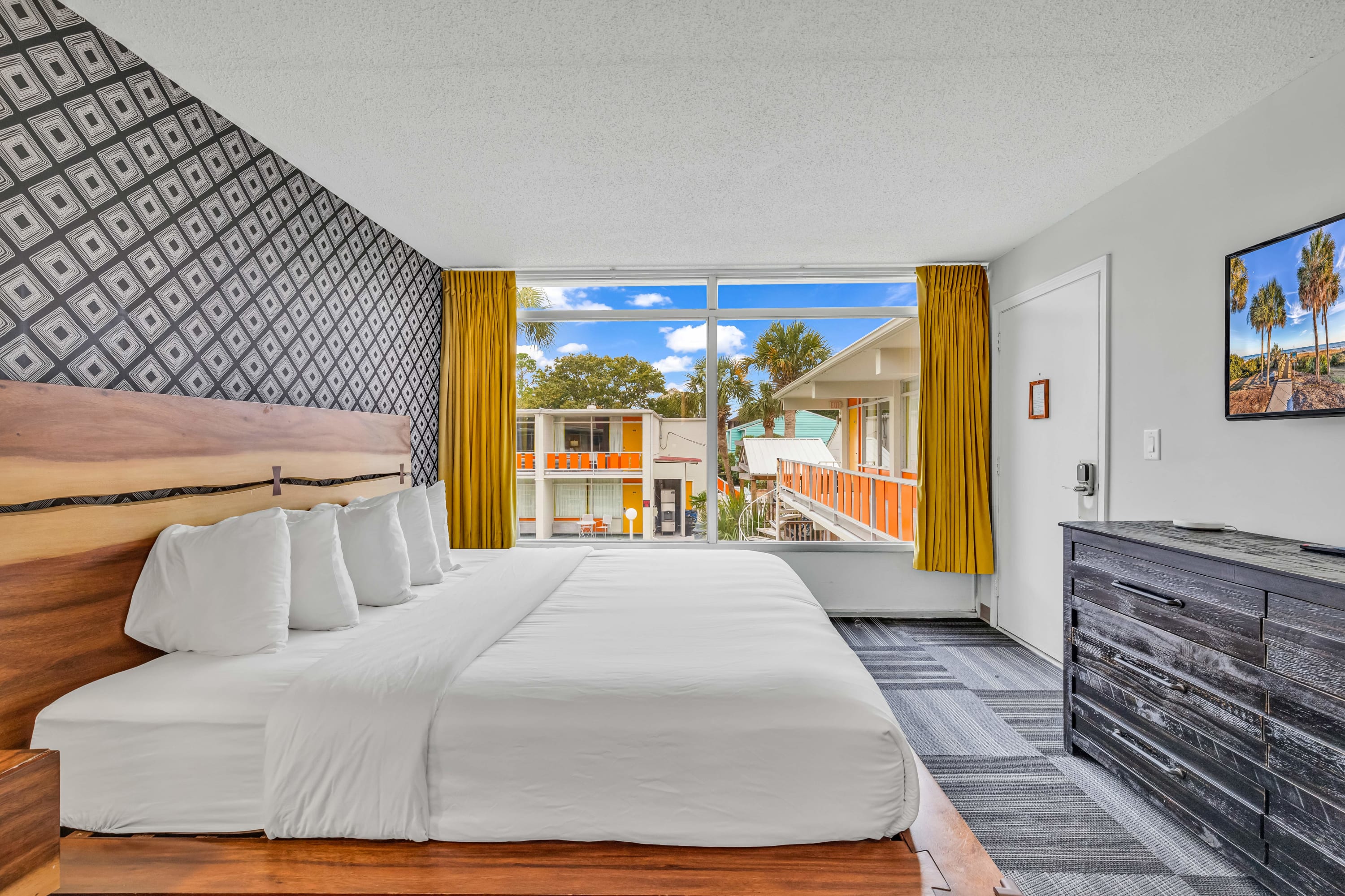 Holiday Shores Queen Suite | Photo 2