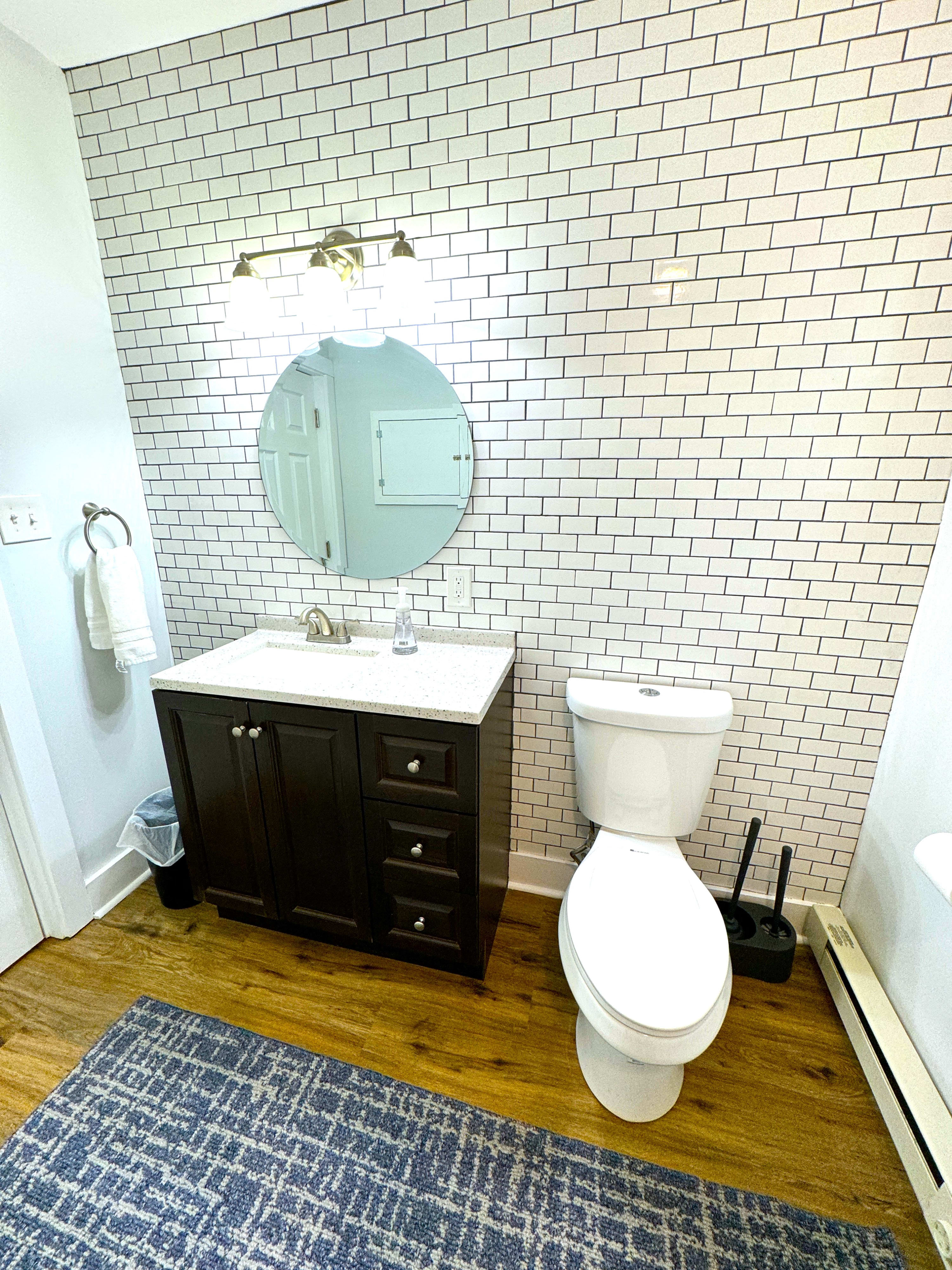 Modern Cozy walk up with King Bed 6