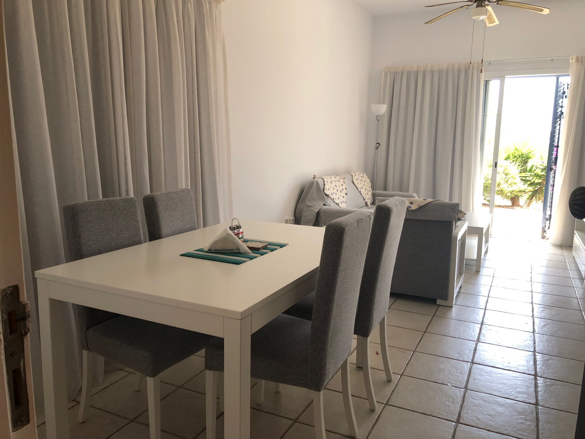 Kings Palace - Modern, Sunny, Ground Floor 2BR with Sea Views