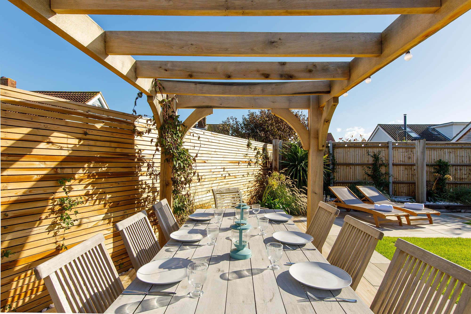 Spend warm evening outside under the pergola.
