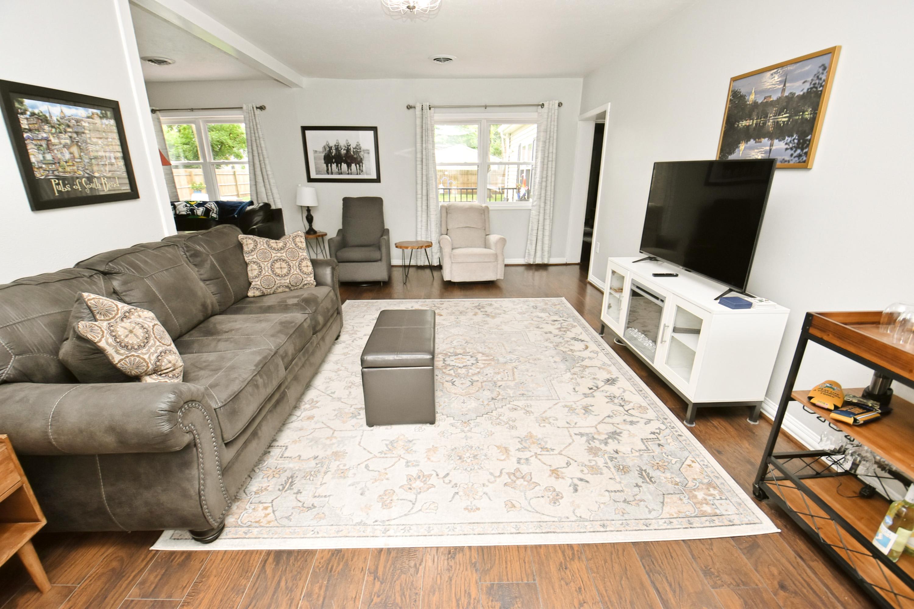 10 min walk to ND Stadium! (1820) 3