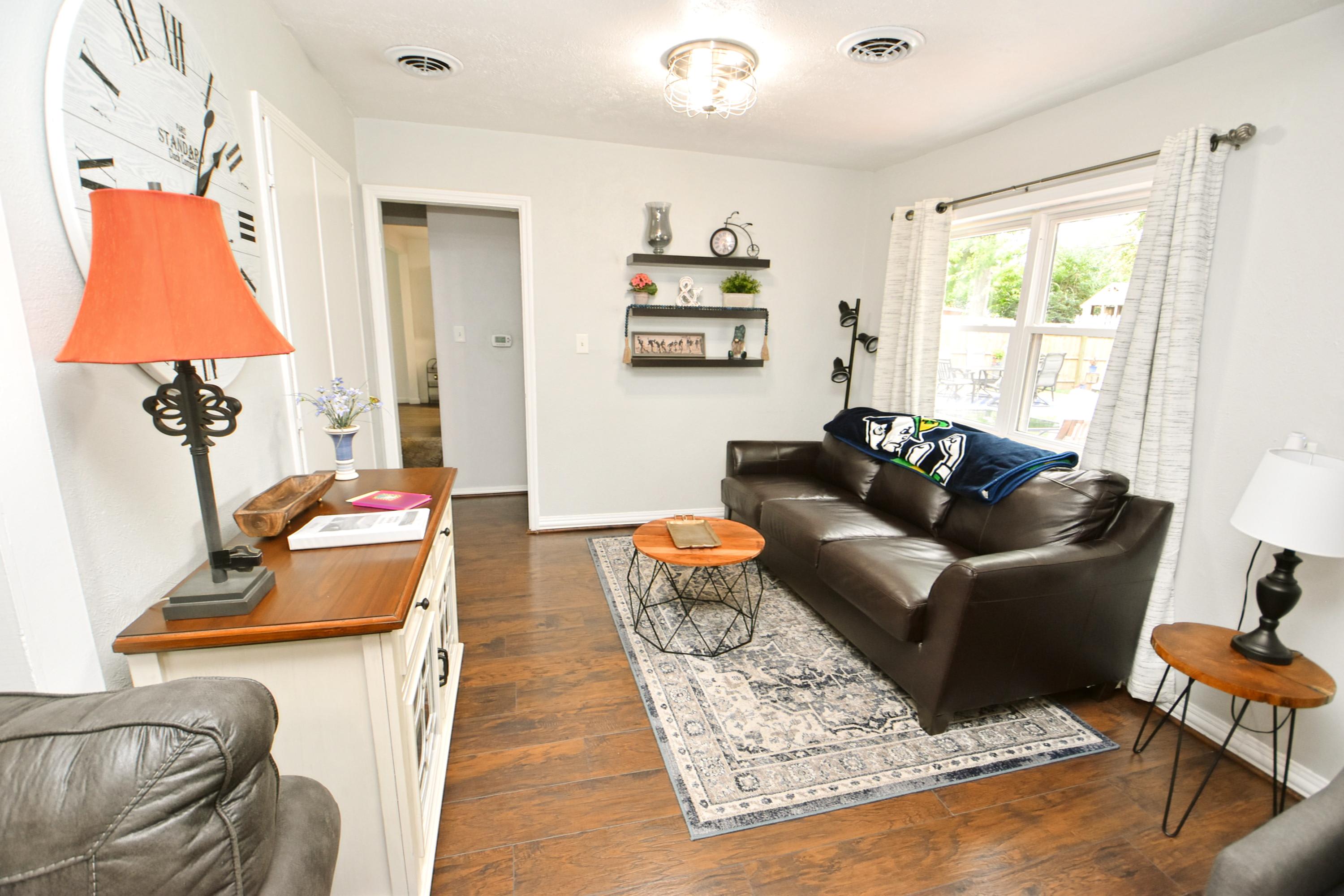 10 min walk to ND Stadium! (1820) 5