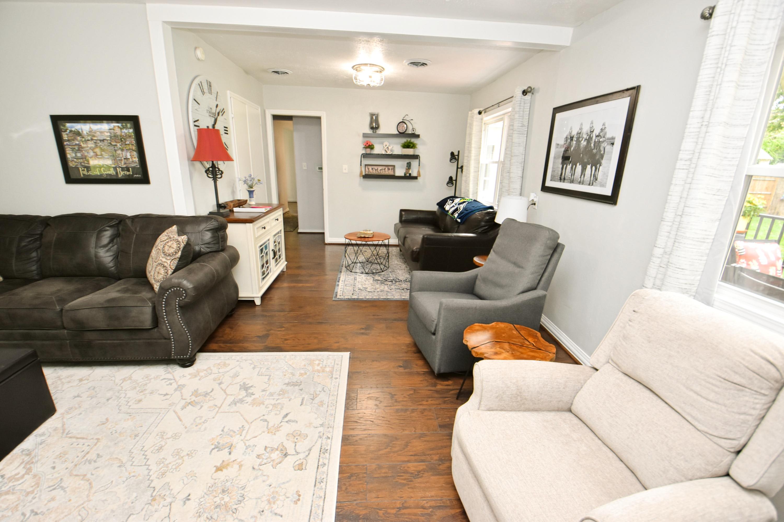 10 min walk to ND Stadium! (1820) 4