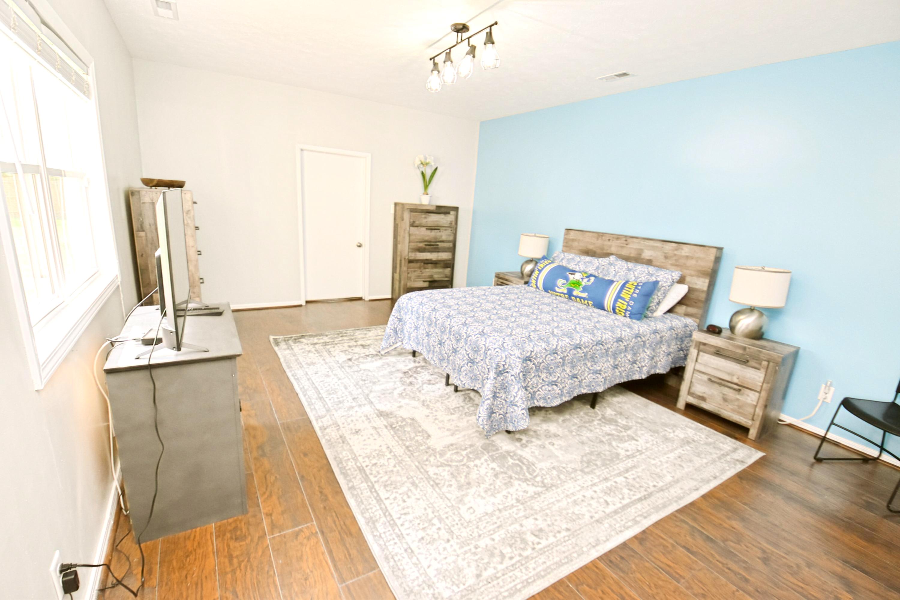 10 min walk to ND Stadium! (1820) 6