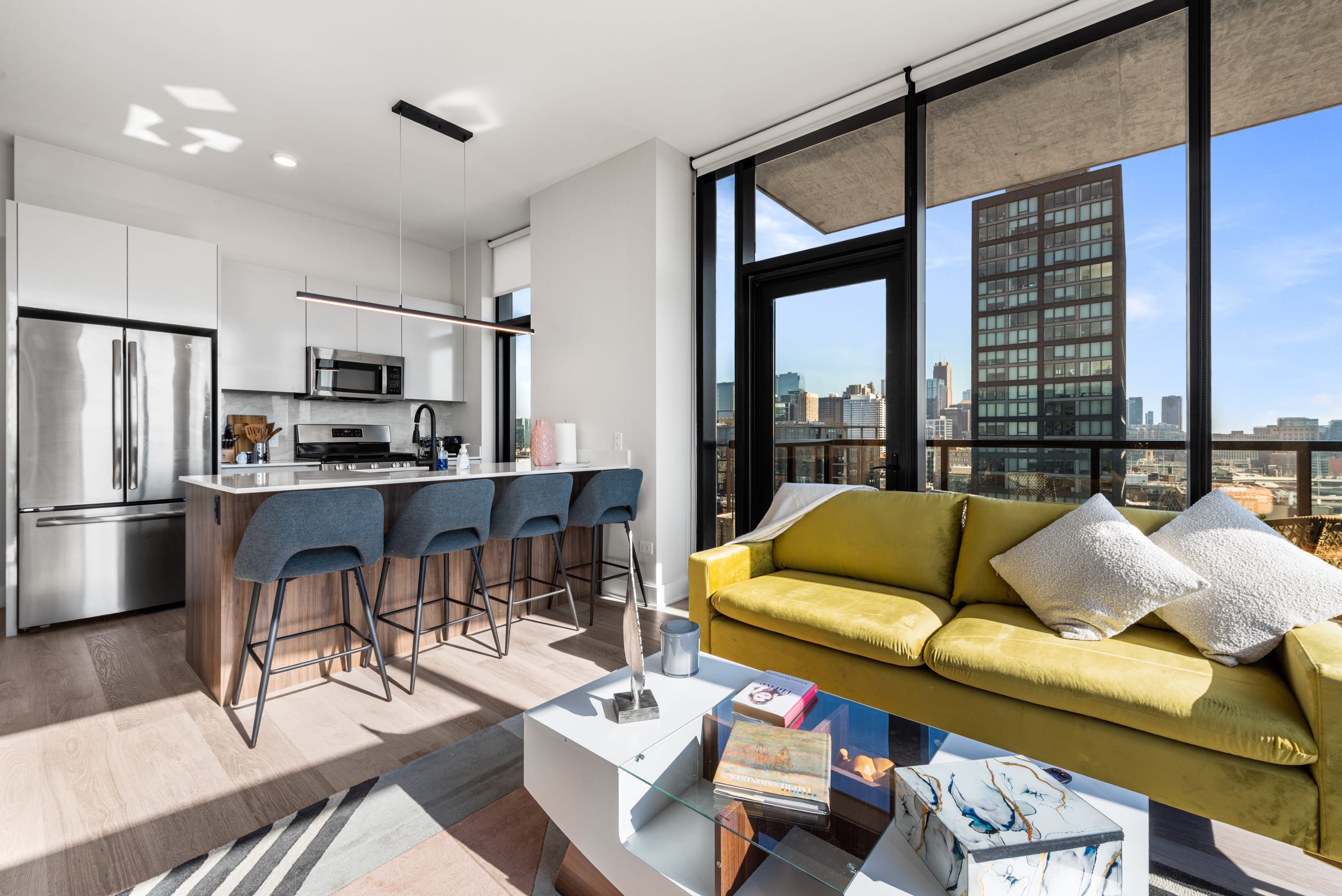 City Views + Walk To Dining, Ideal For All - Chicago, IL