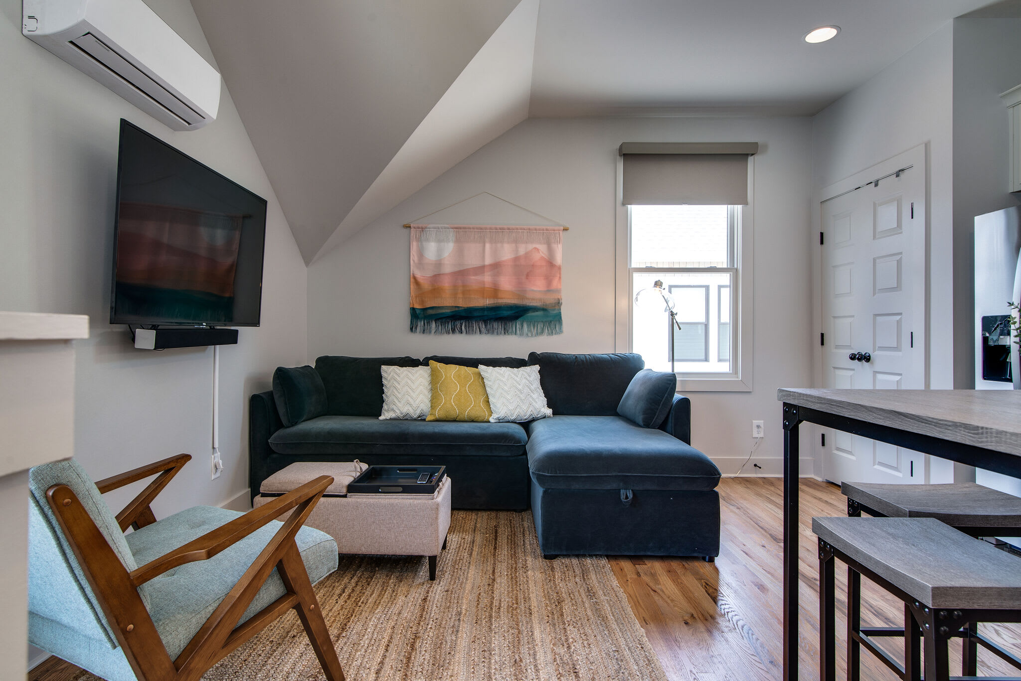 Modern East Nashville Gem, Walk to Local Favorites | Cozy Den, Workspace & Smart TVs | Fully Equipped Kitchen, Garage & Fast WiFi | Near Mas Tacos, Rosepepper & Five Points | 10 Min to Broadway & Nissan Stadium | 24 Hr Hospitality β Nashville, TN β vacation rental