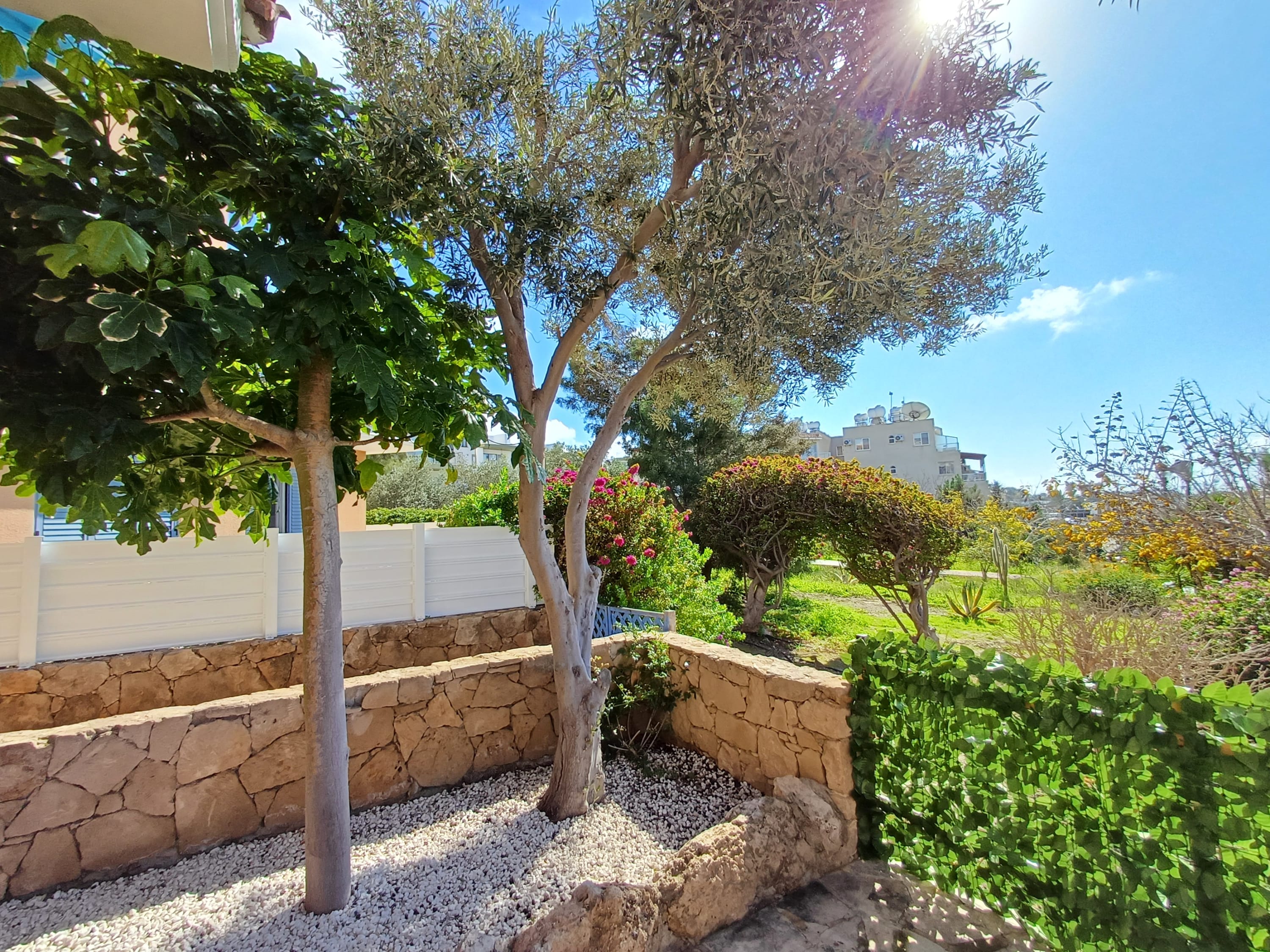 Kings Palace - Modern, Sunny, Ground Floor 2BR with Sea Views