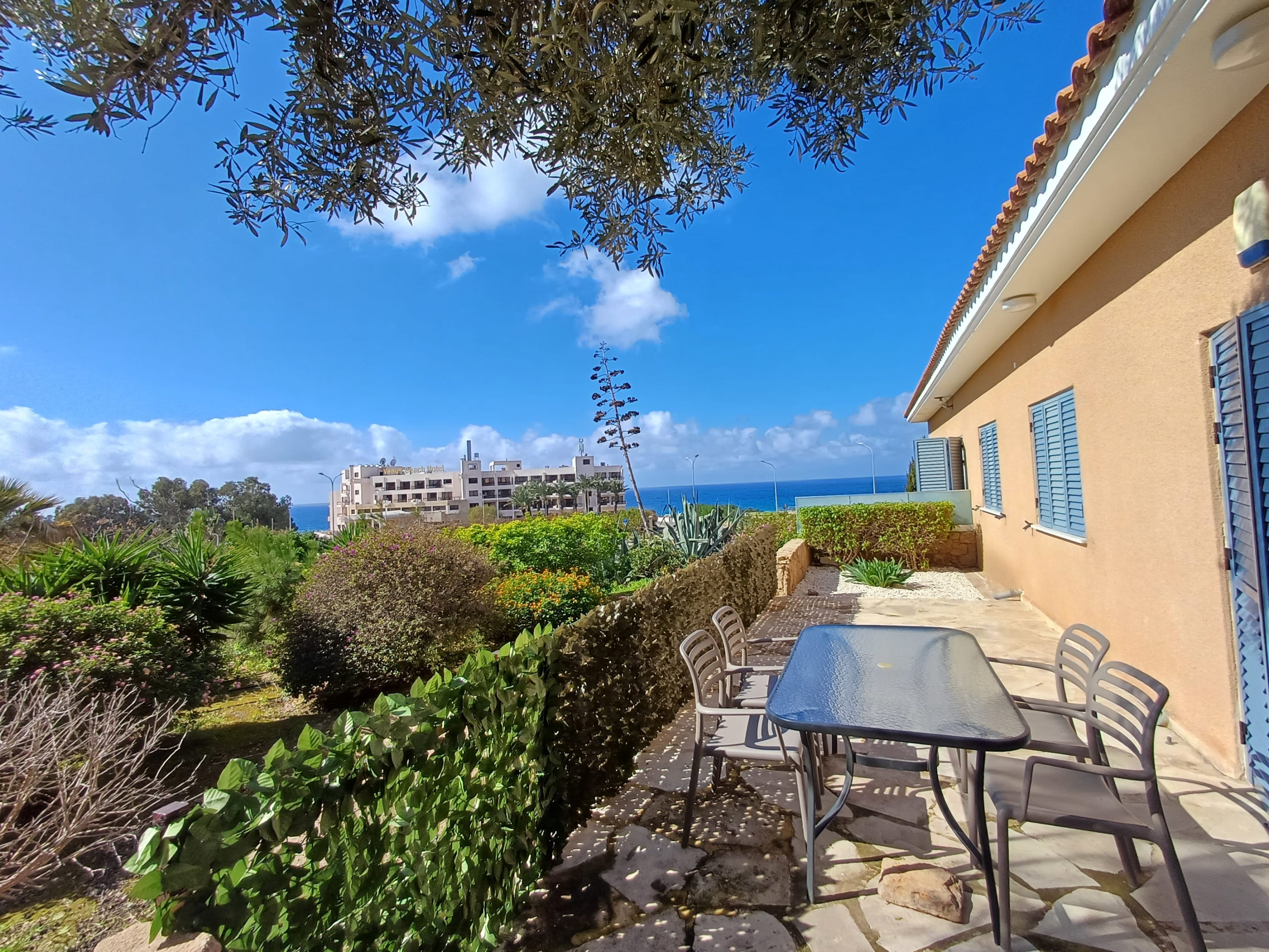 Kings Palace - Modern, Sunny, Ground Floor 2BR with Sea Views