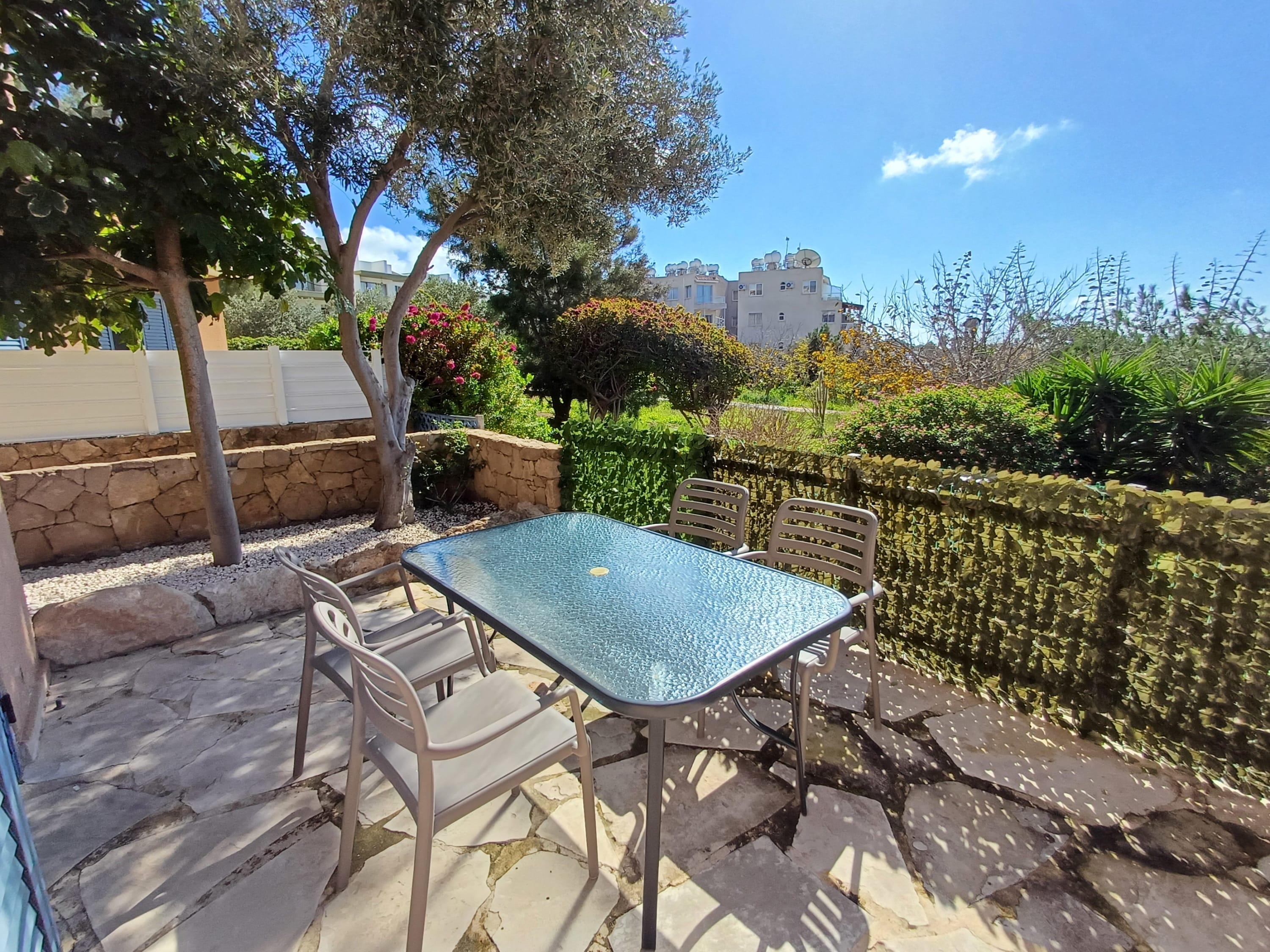 Kings Palace - Modern, Sunny, Ground Floor 2BR with Sea Views