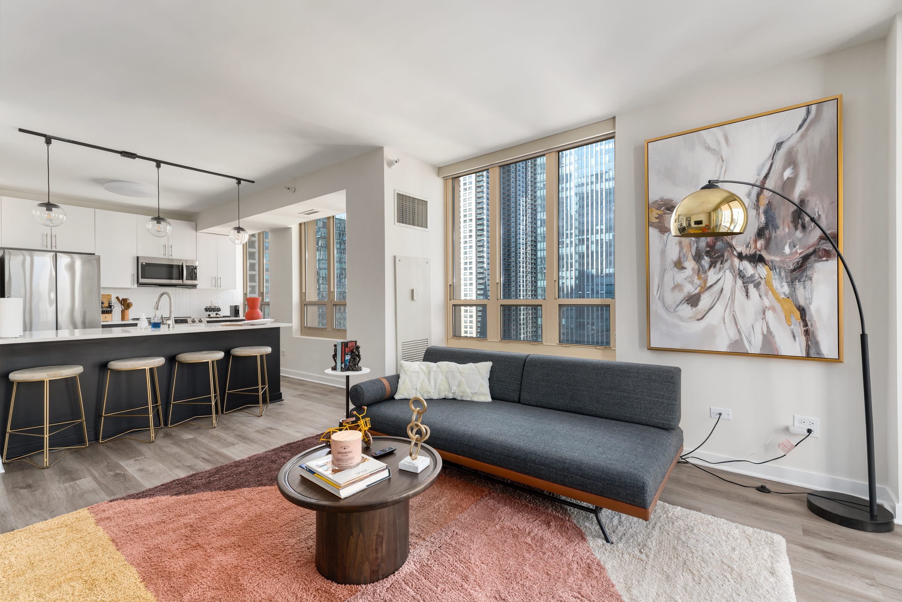 Prime 2br Apartments: Perfect Group Comfort - Chicago, IL