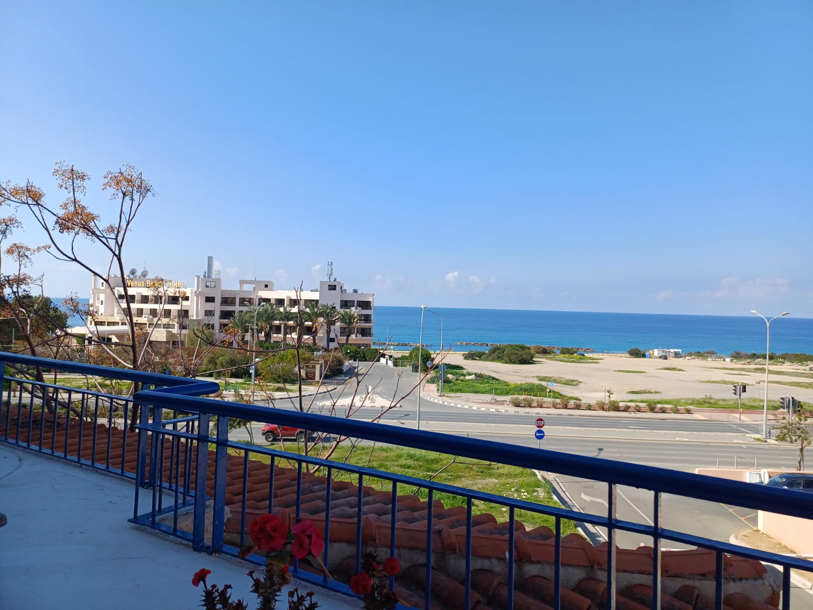 Kings Palace: Spacious 2BR with Sea Views and Large Patio