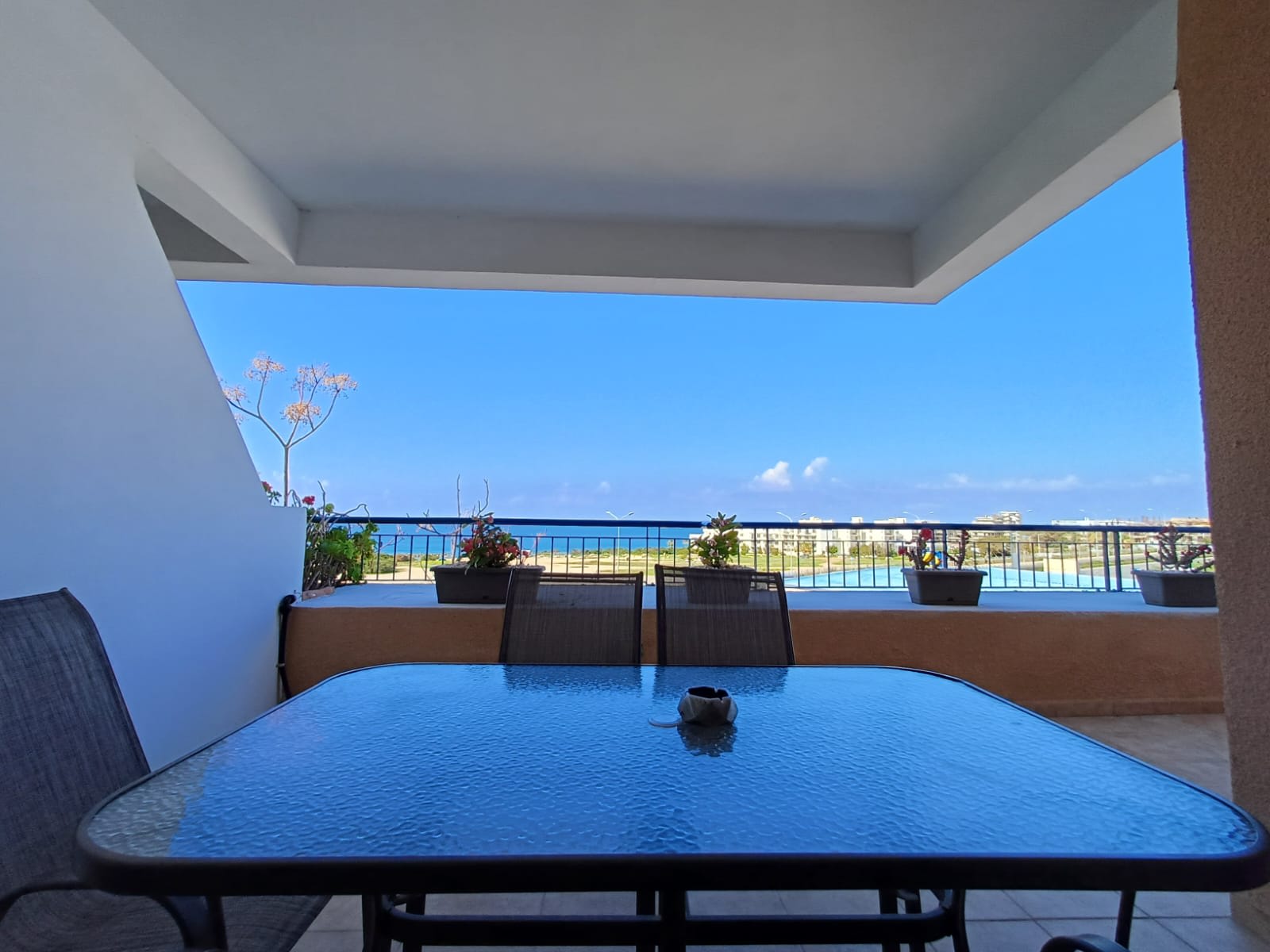 Kings Palace: Spacious 2BR with Sea Views and Large Patio