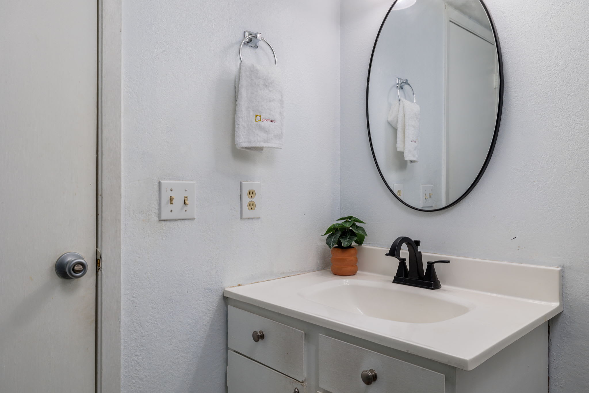 Pool, 3br, Free Parking | Artist's Retreat