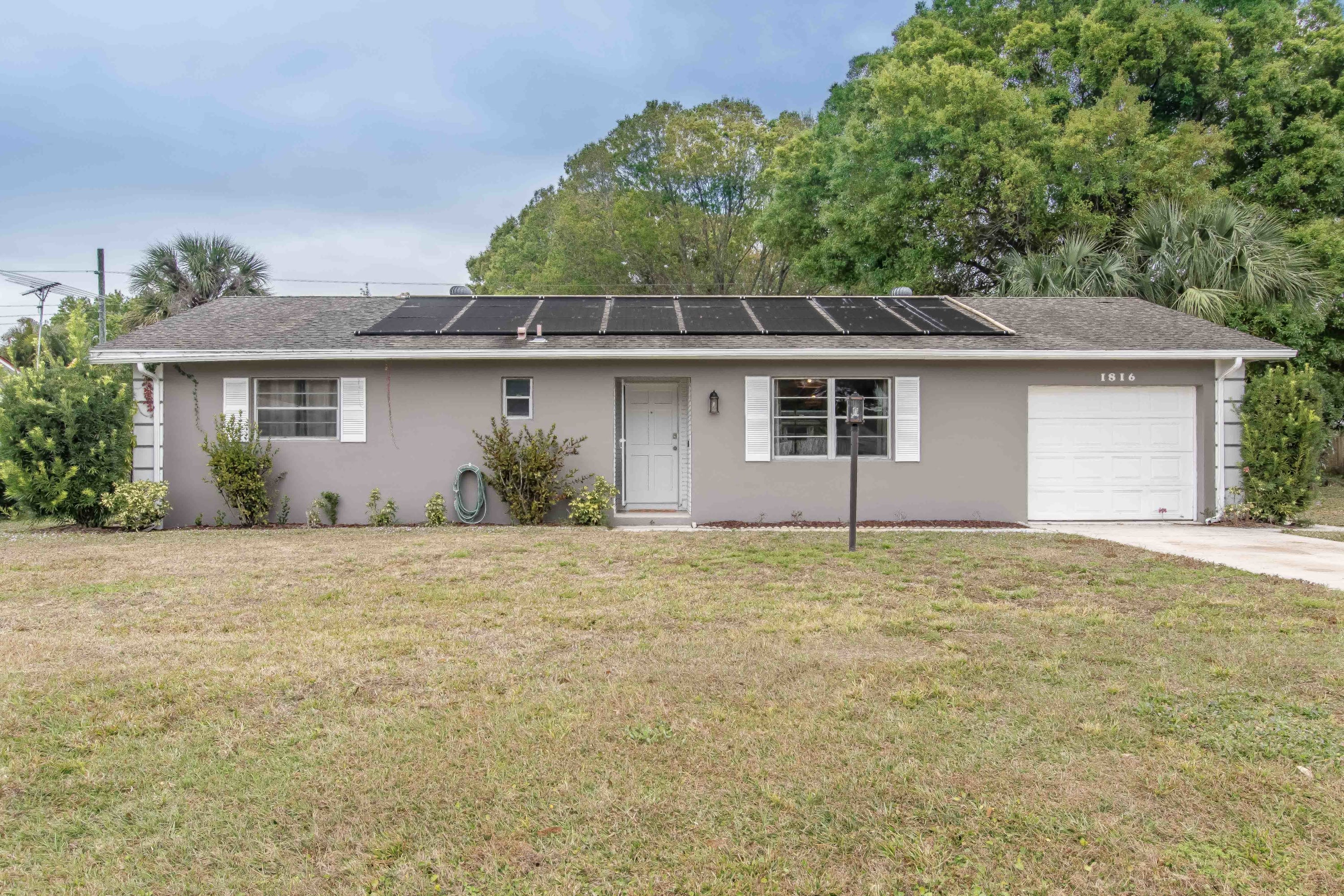 10 Mins to Beach – 2BR Private Pool + Grill