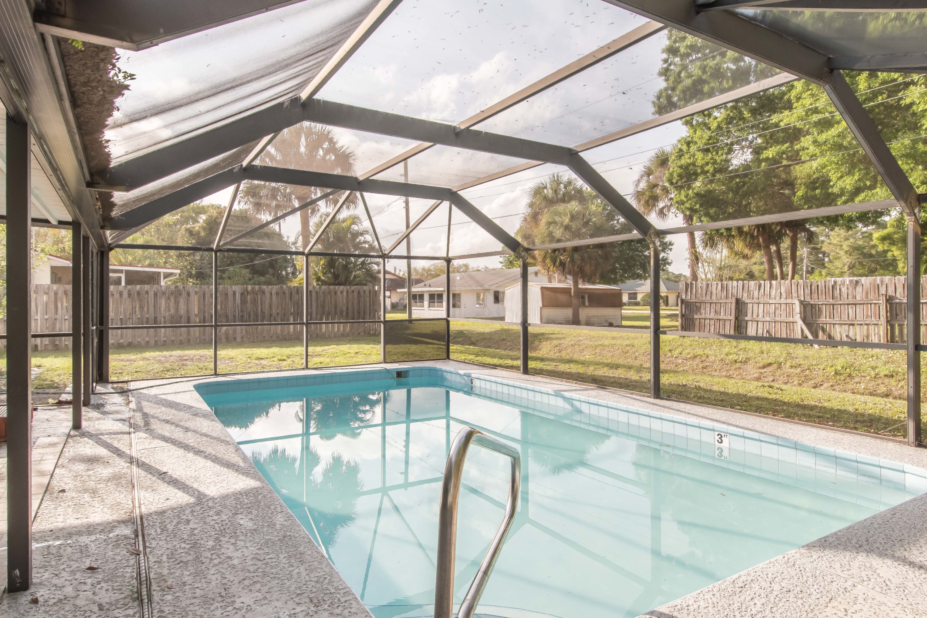 10 Mins to Beach – 2BR Private Pool + Grill