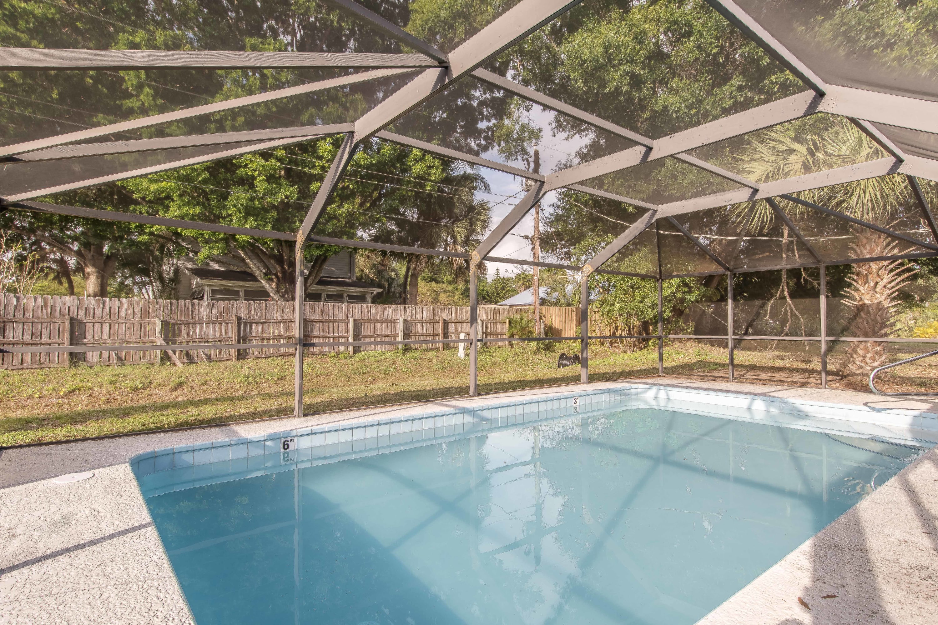 10 Mins to Beach – 2BR Private Pool + Grill