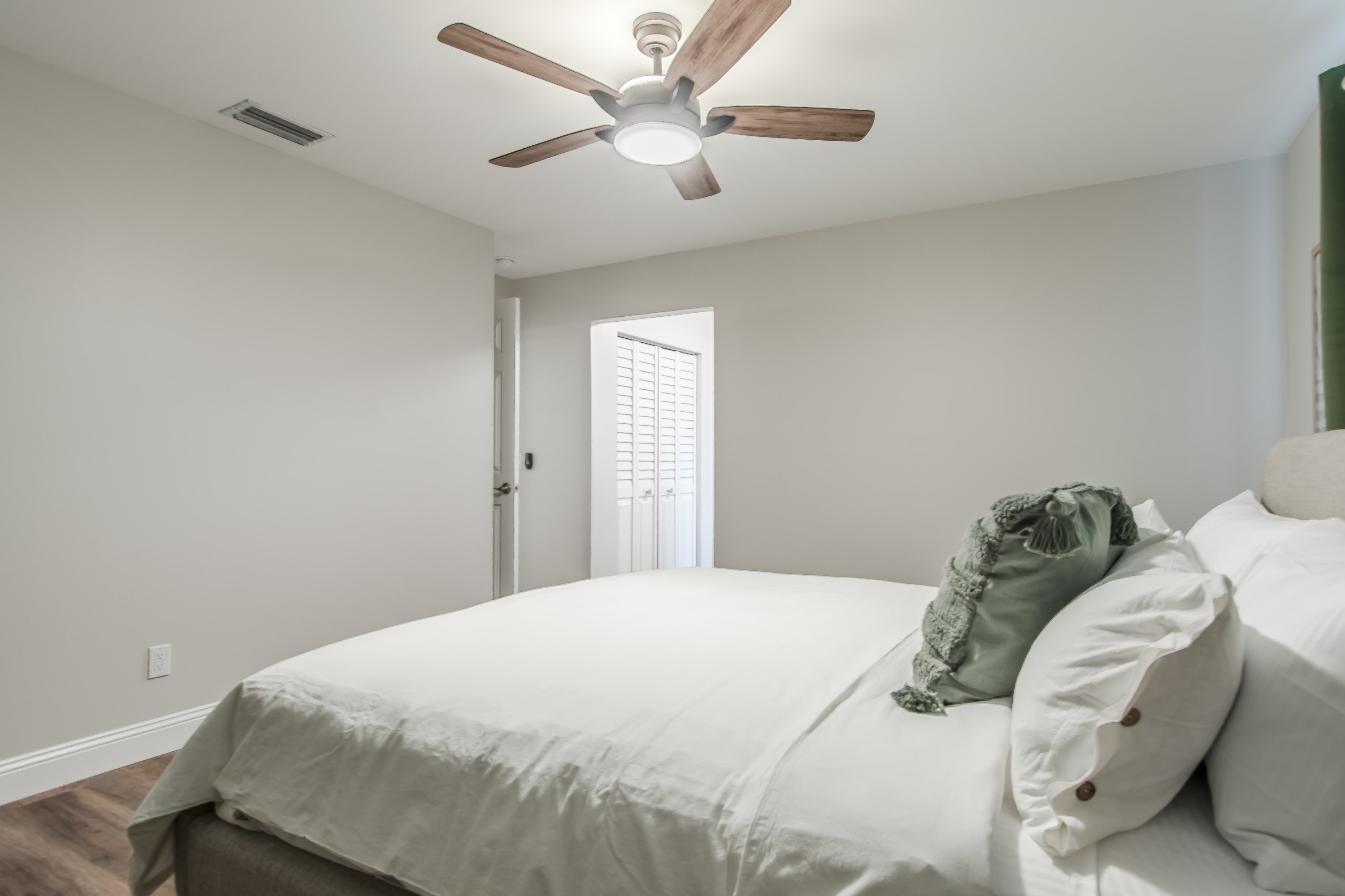 10 Mins to Beach – 2BR Private Pool + Grill