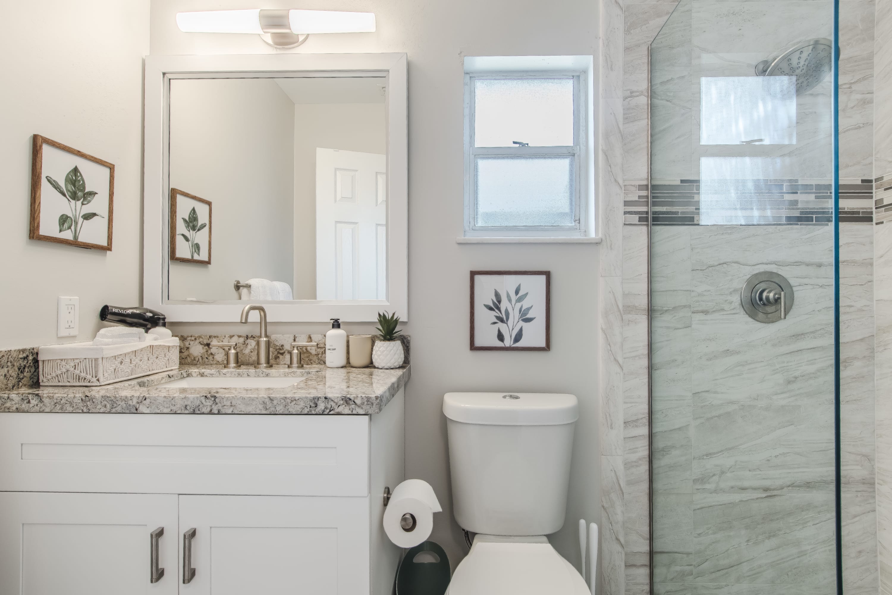 10 Mins to Beach – 2BR Private Pool + Grill