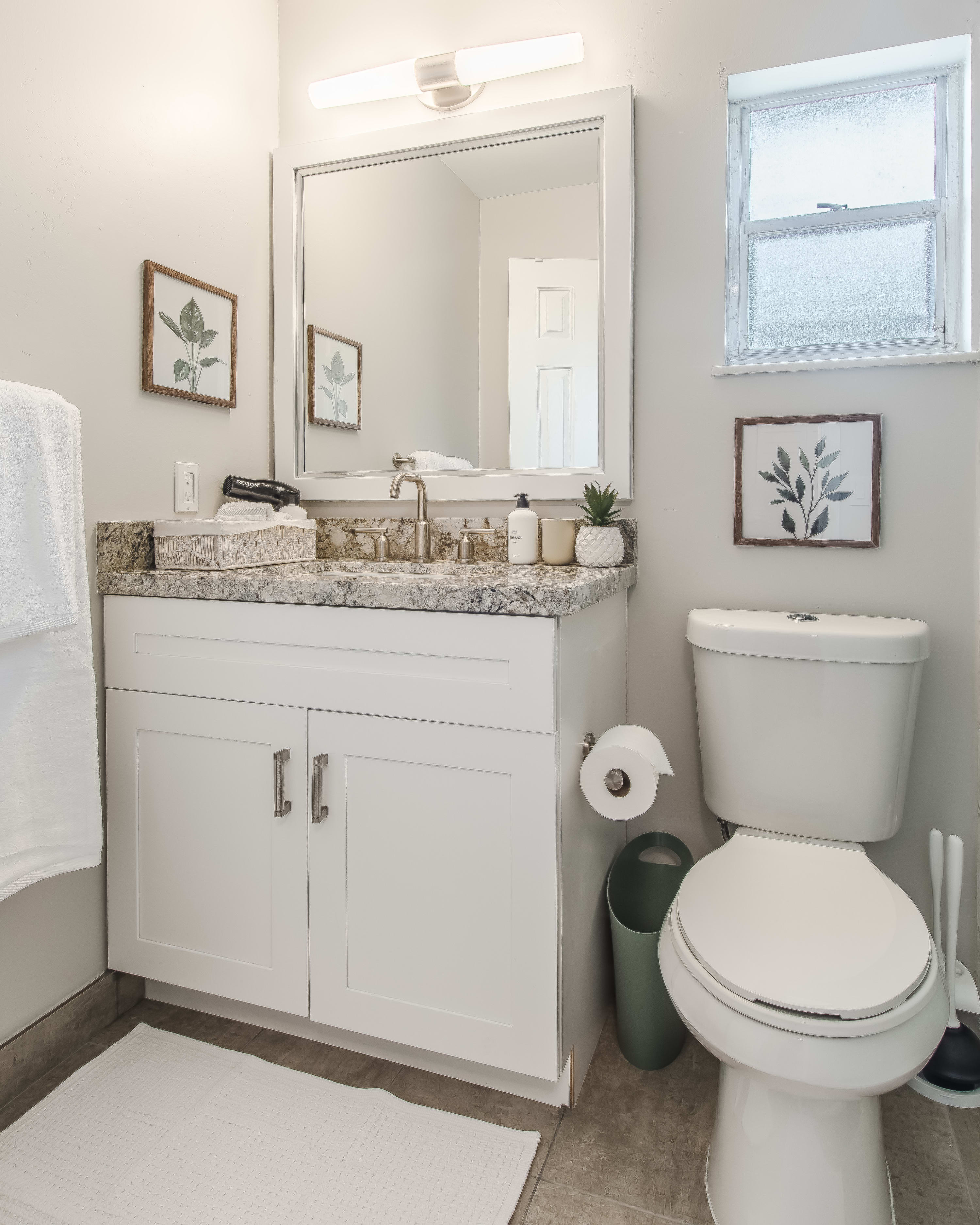 10 Mins to Beach – 2BR Private Pool + Grill